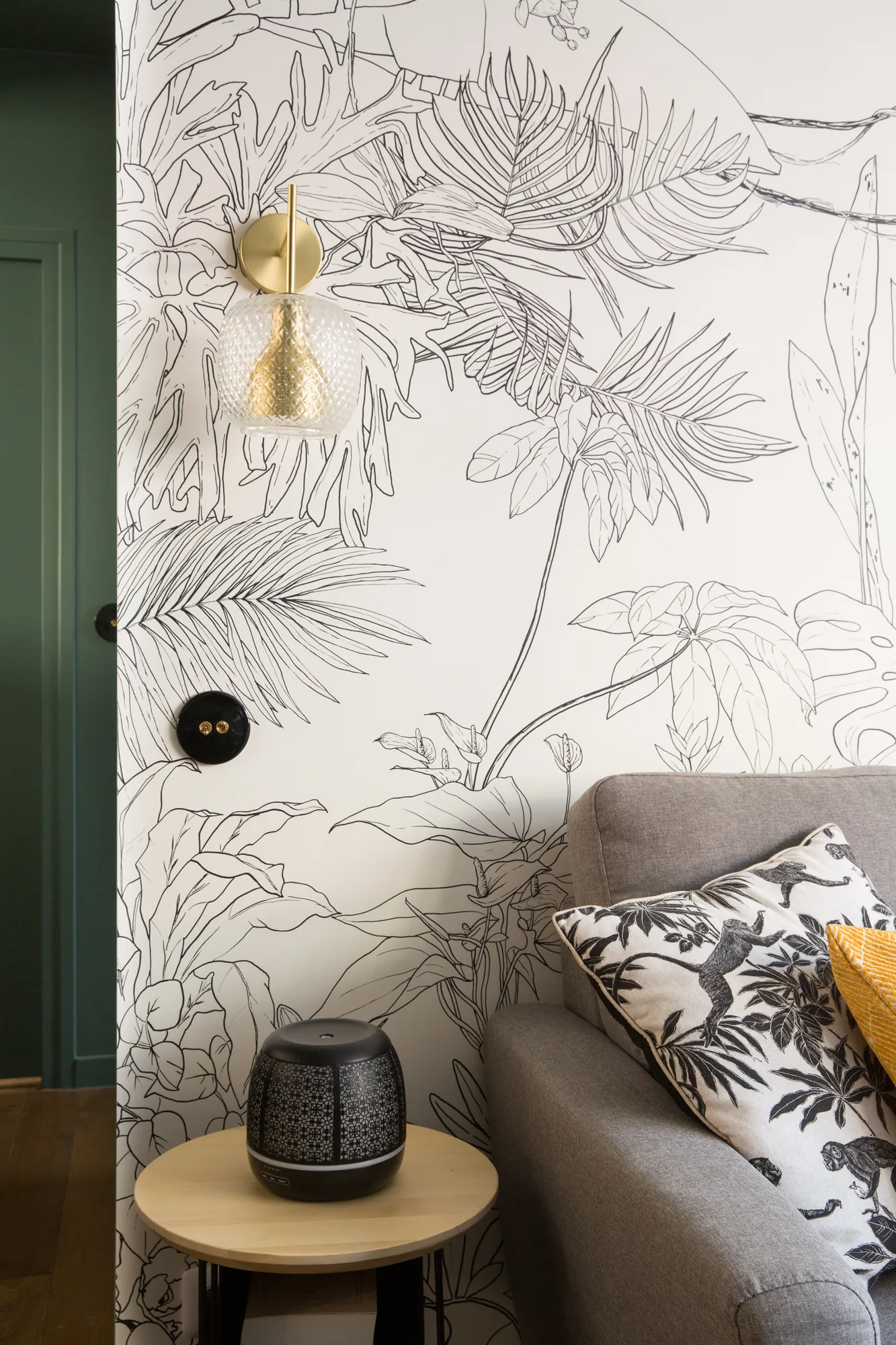 Détail du papier peint jungle et touches de laiton, appartement Paris 15e couleur