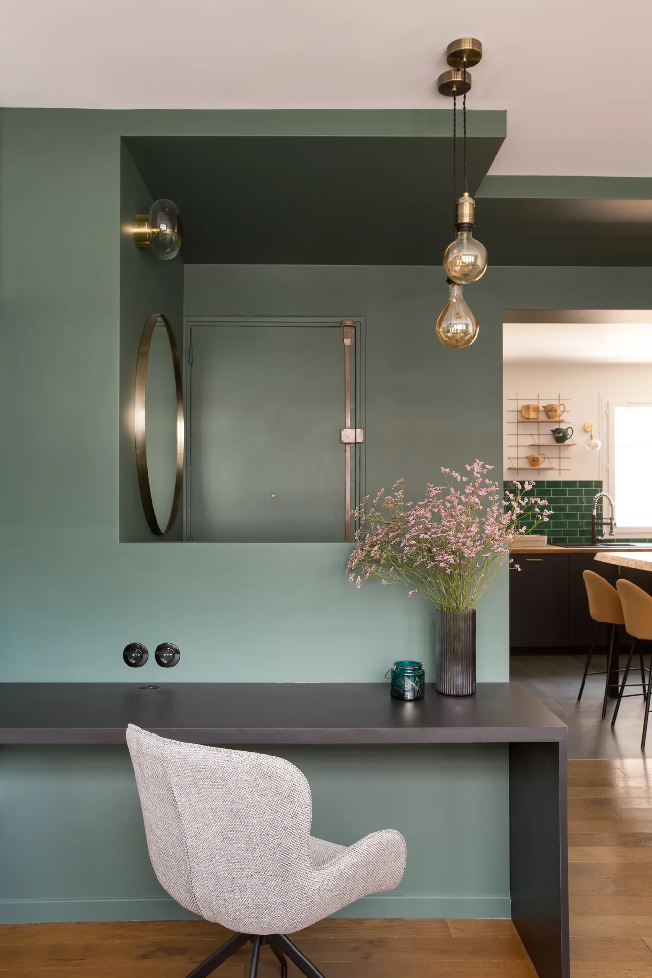 Appartement à Paris 15e, parti pris coloré et menuiseries sur mesure