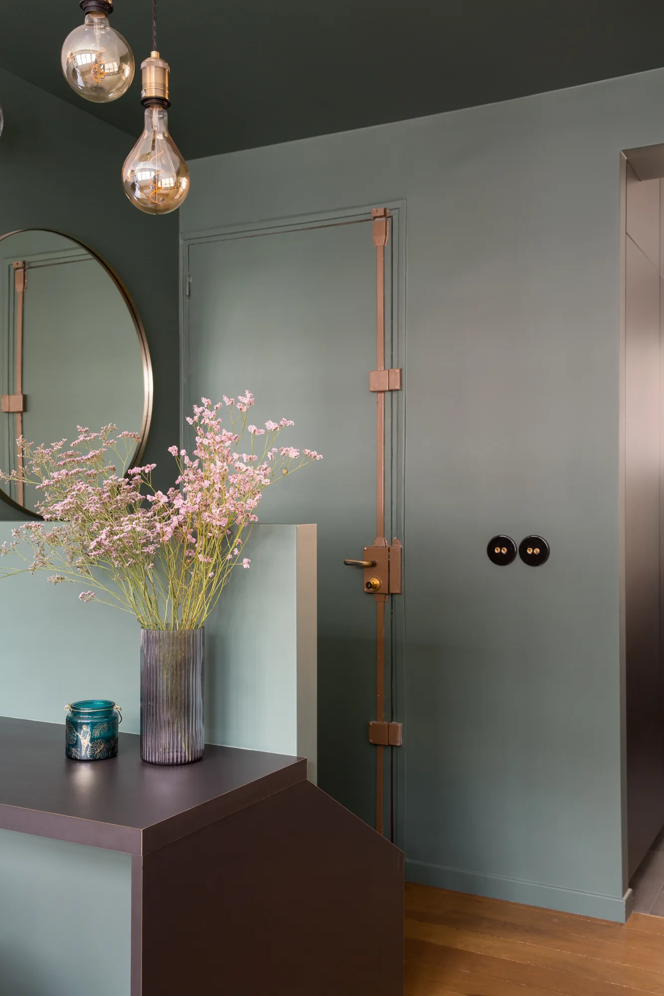 Appartement à Paris 15e, parti pris coloré et menuiseries sur mesure