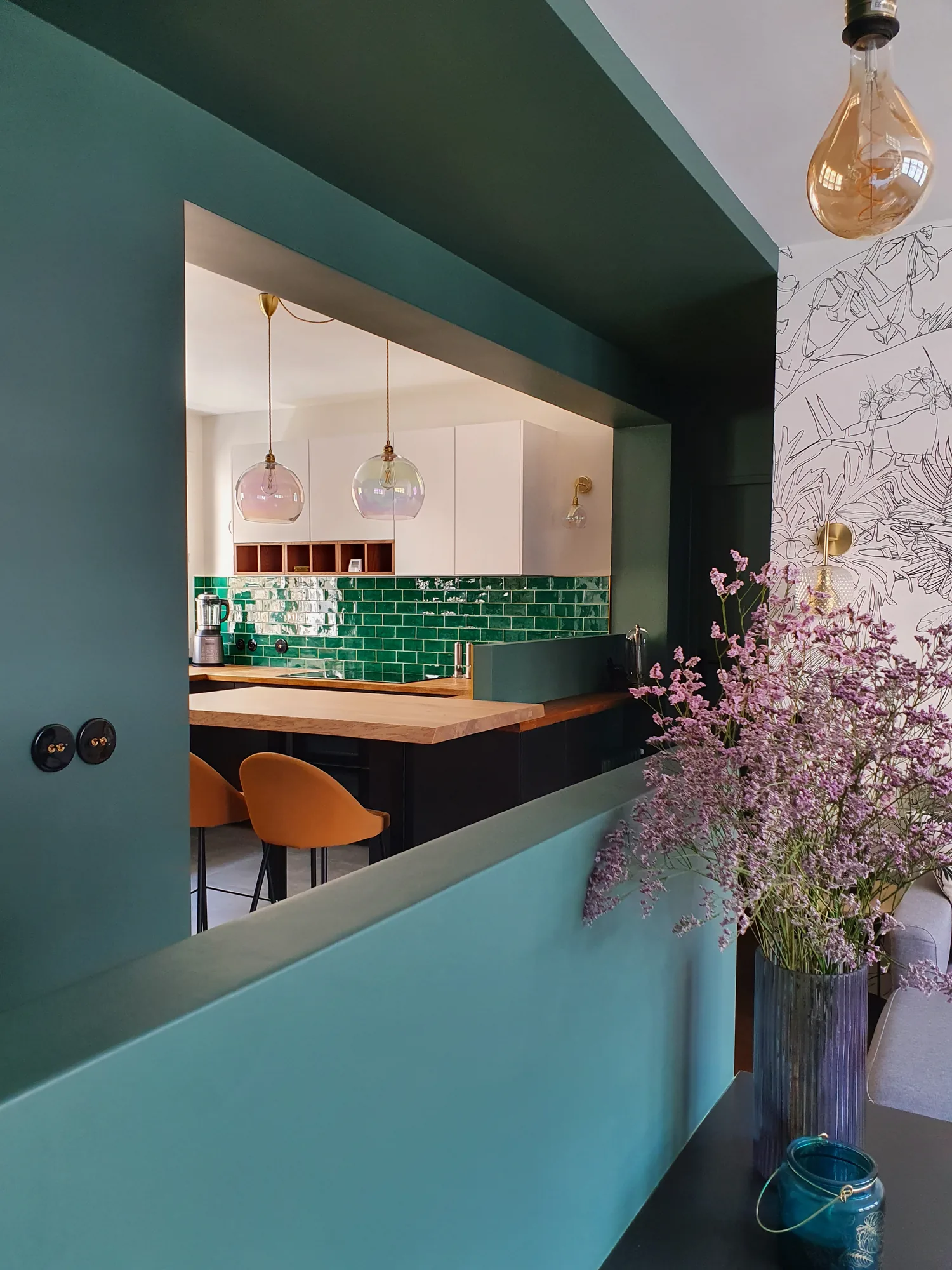 Appartement à Paris 15e, parti pris coloré et menuiseries sur mesure