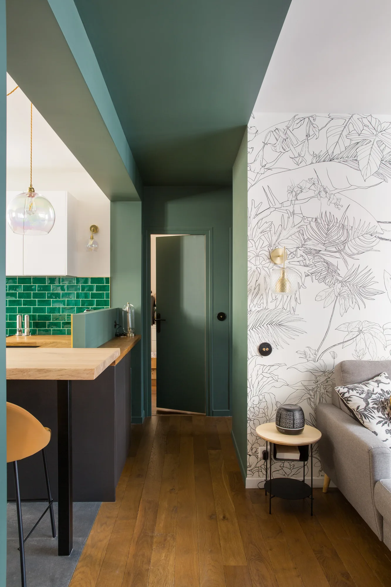 Appartement à Paris 15e, parti pris coloré et menuiseries sur mesure