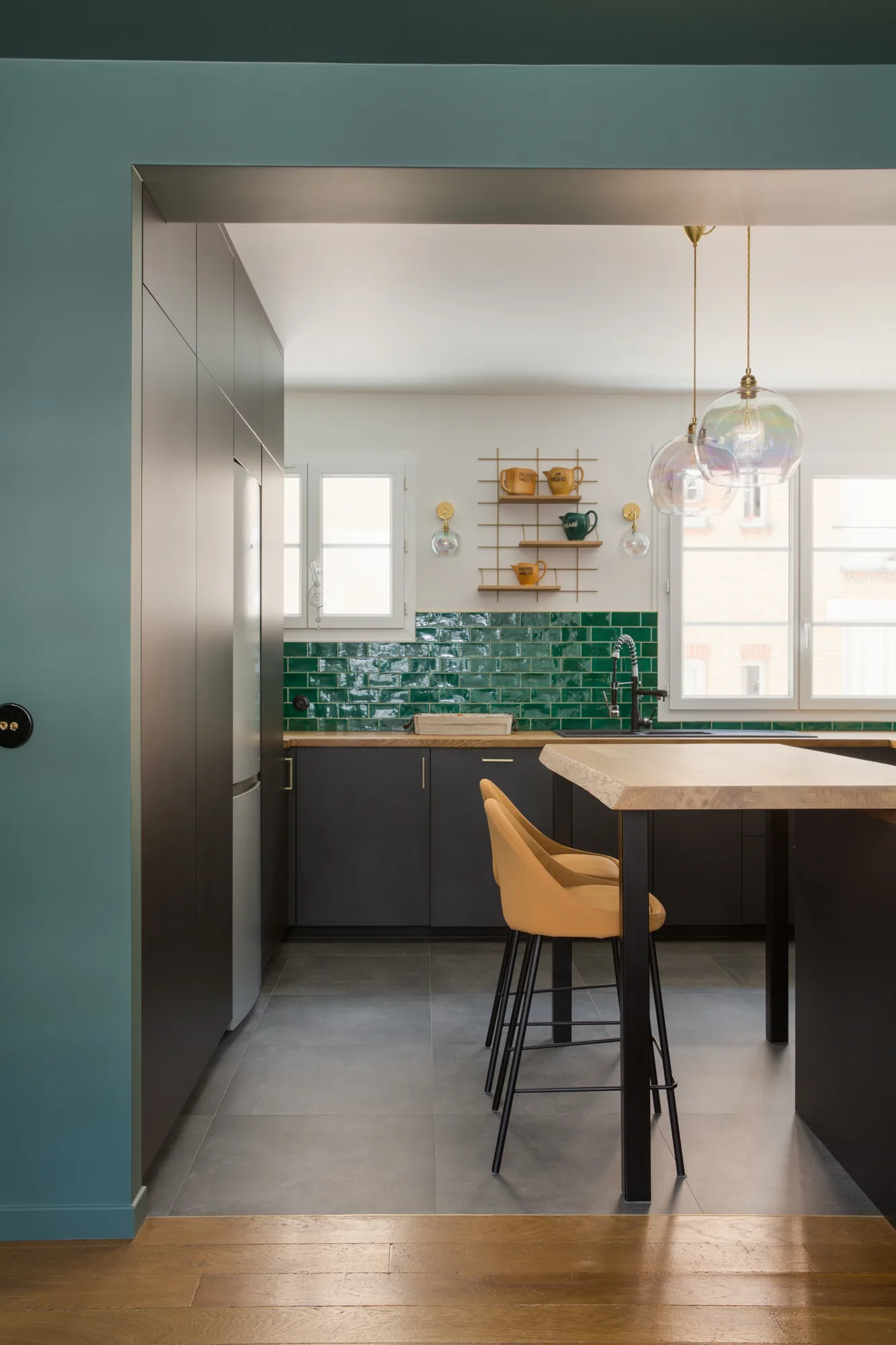 Appartement à Paris 15e, parti pris coloré et menuiseries sur mesure