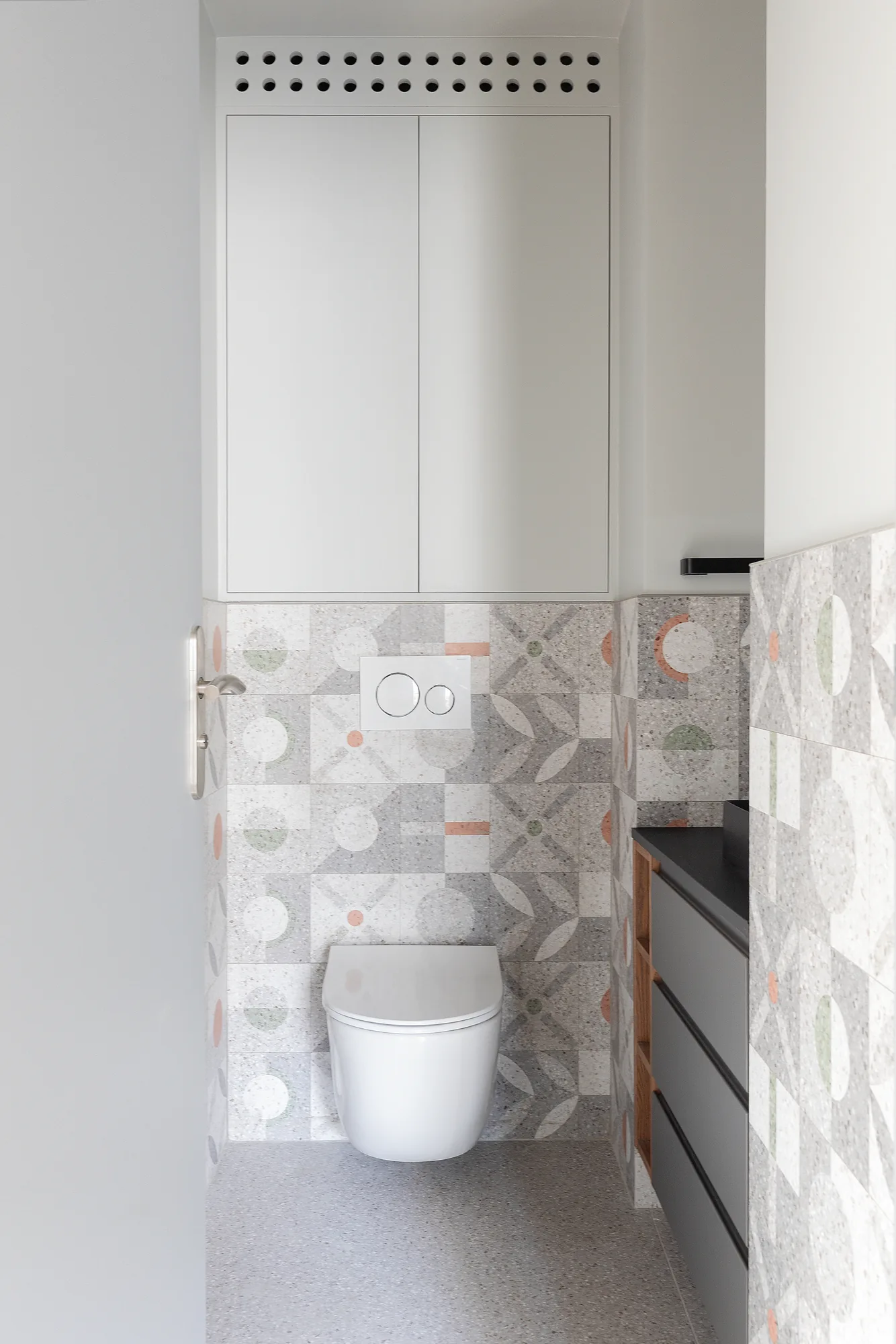 Pièce d'eau avec carrelage à motif délicat, appartement Paris 15e sur mesure