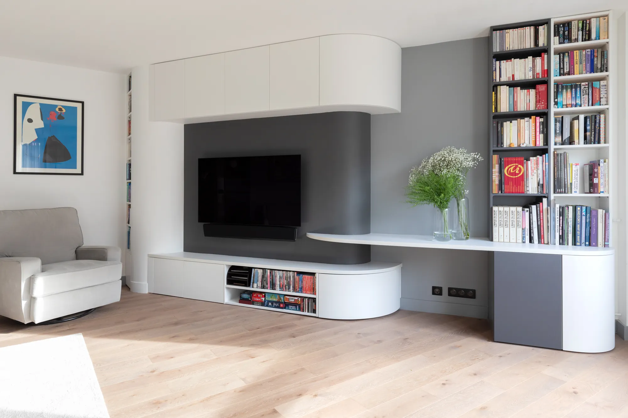 Meuble hybride sur mesure intégrant meuble TV, bibliothèque, console et bureau, appartement Paris 15e