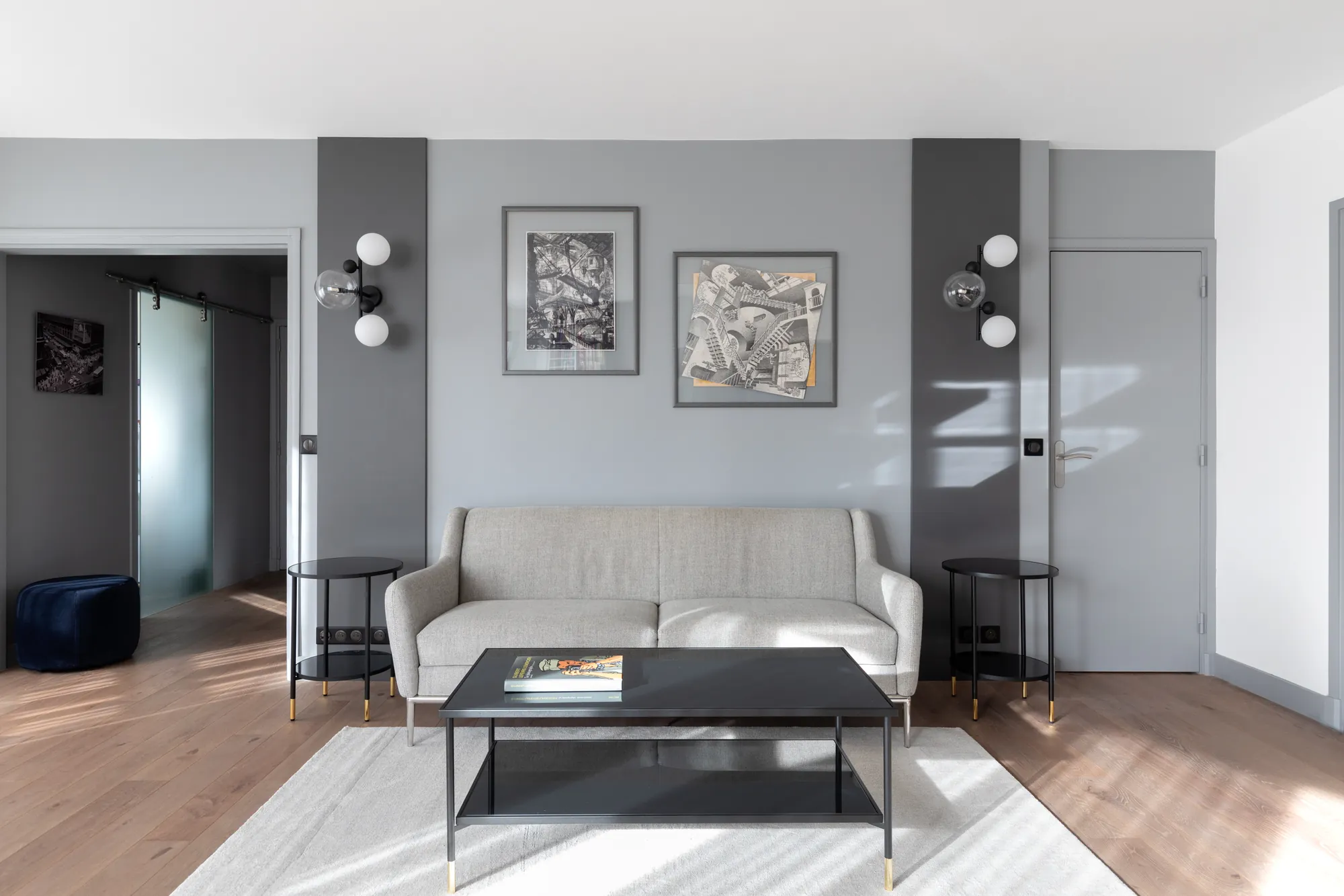Appartement à Paris 15e, salon aux tons gris et menuiserie intégrée
