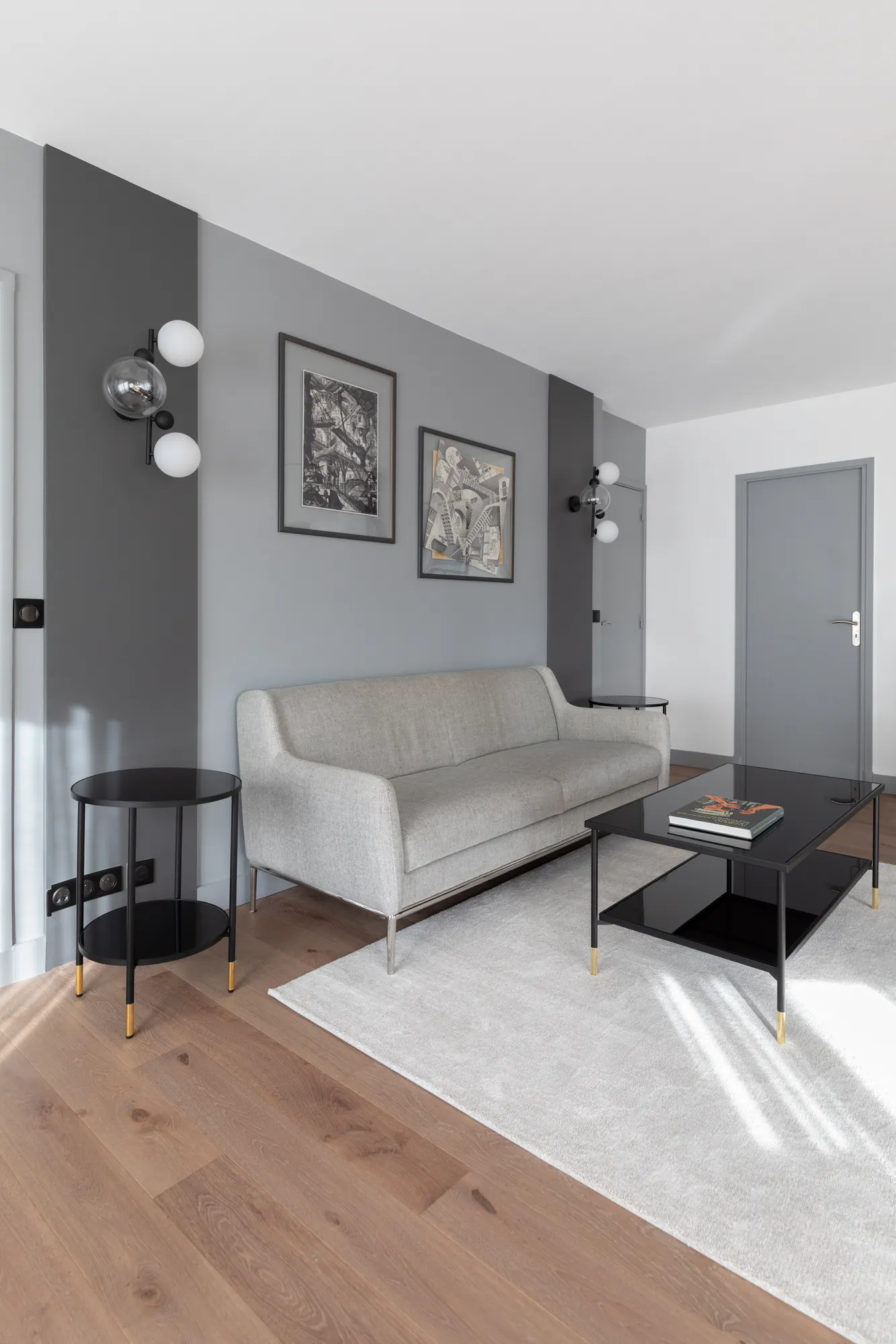Appartement à Paris 15e, coin salon et appliques en laiton