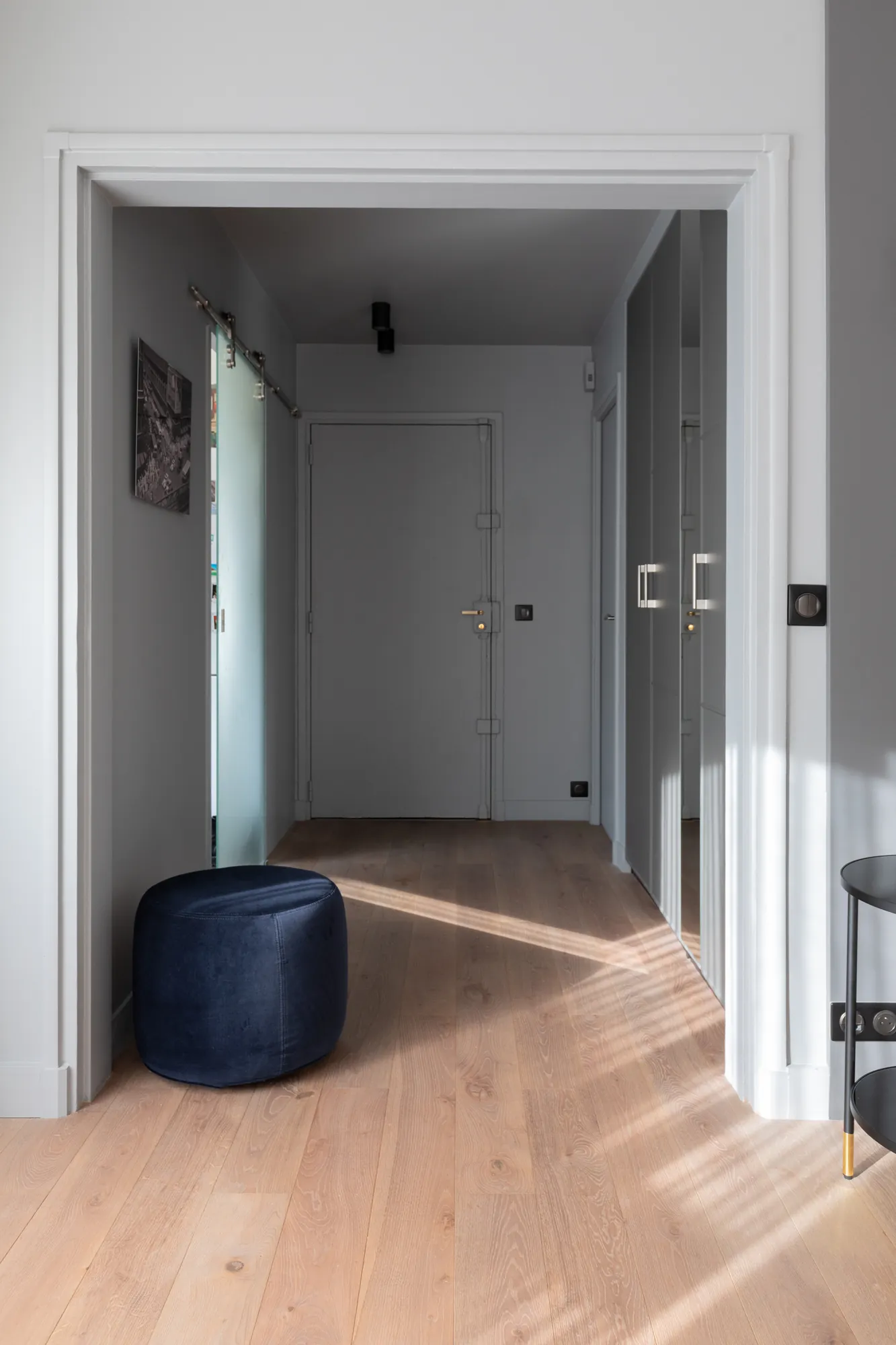 Appartement à Paris 15e, dégagement en terrazzo et miroir rond