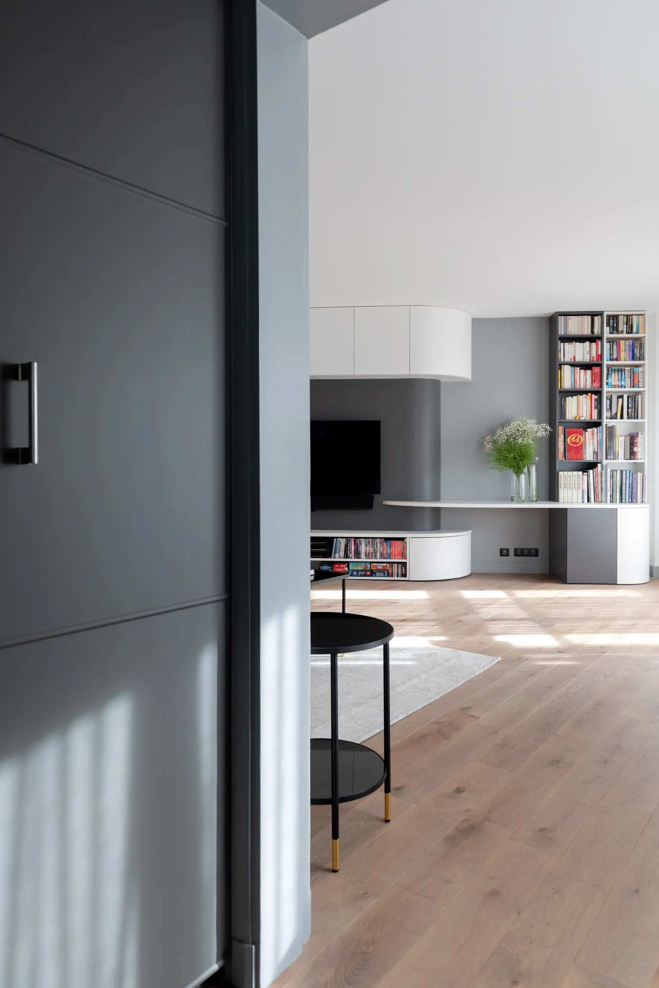 Appartement à Paris 15e, meuble TV sur mesure vu de profil