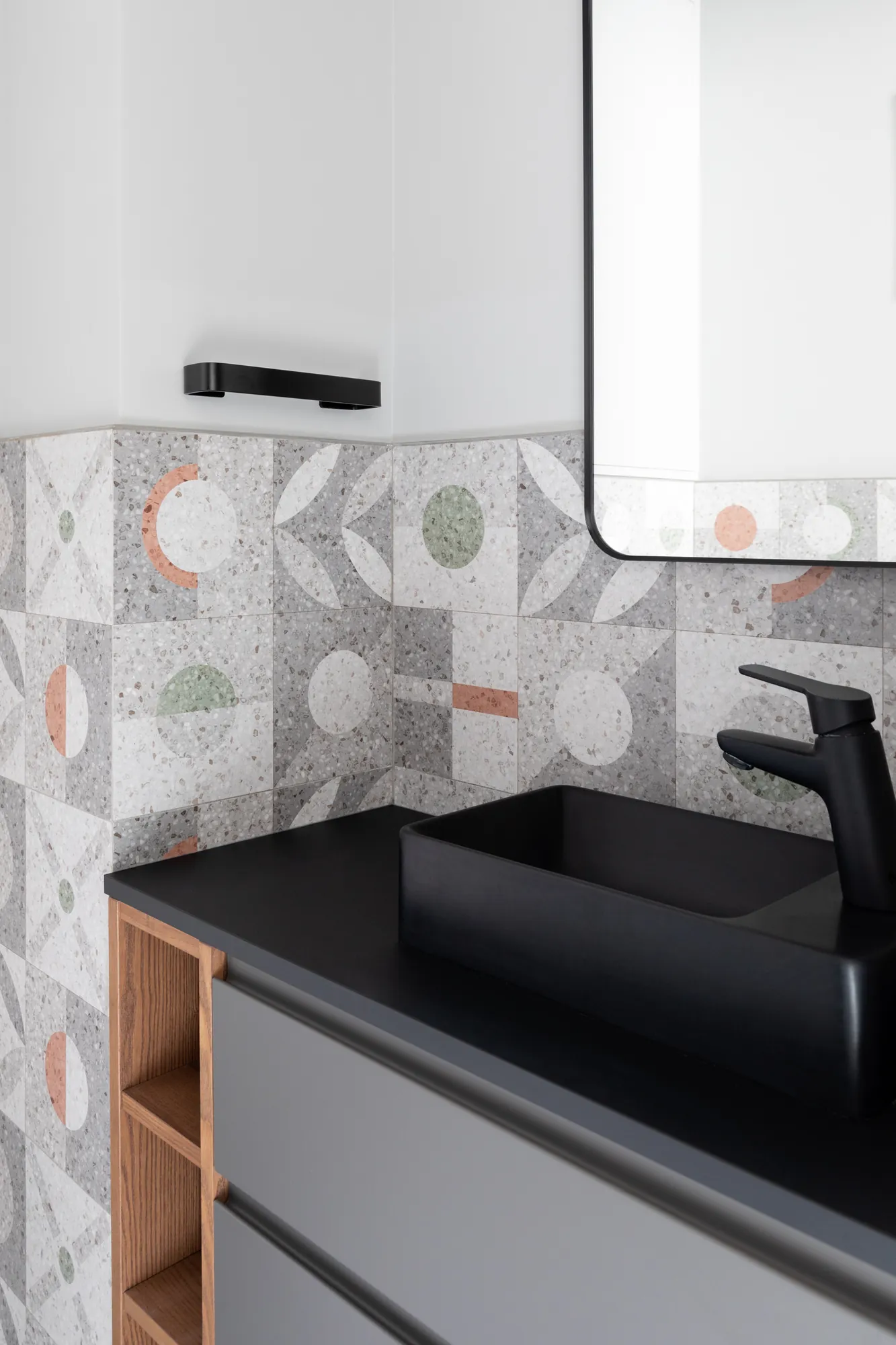 Appartement à Paris 15e, salle d'eau avec vasque noire et carrelage à motif
