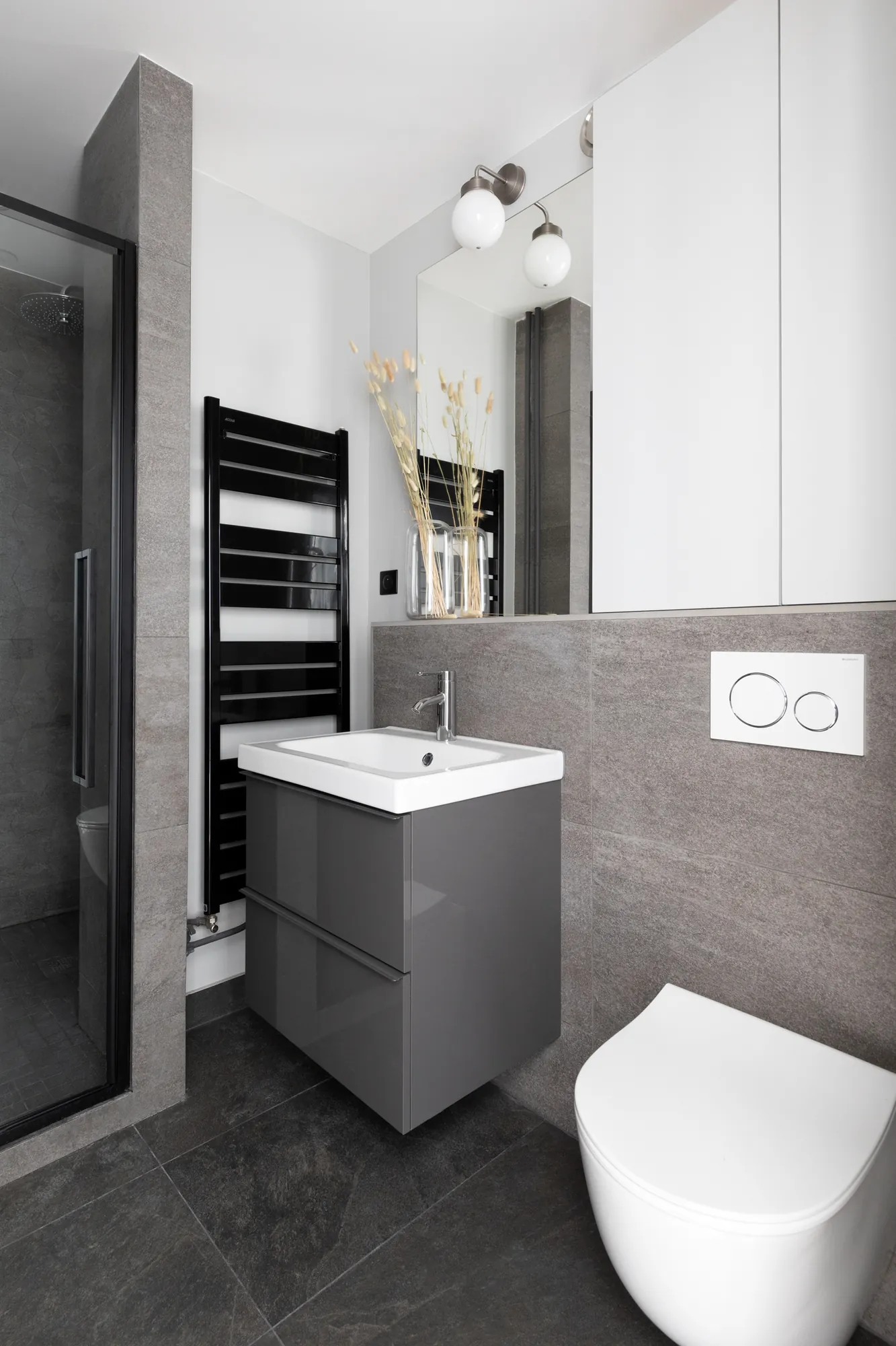 Appartement à Paris 15e, salle de bain et meuble suspendu