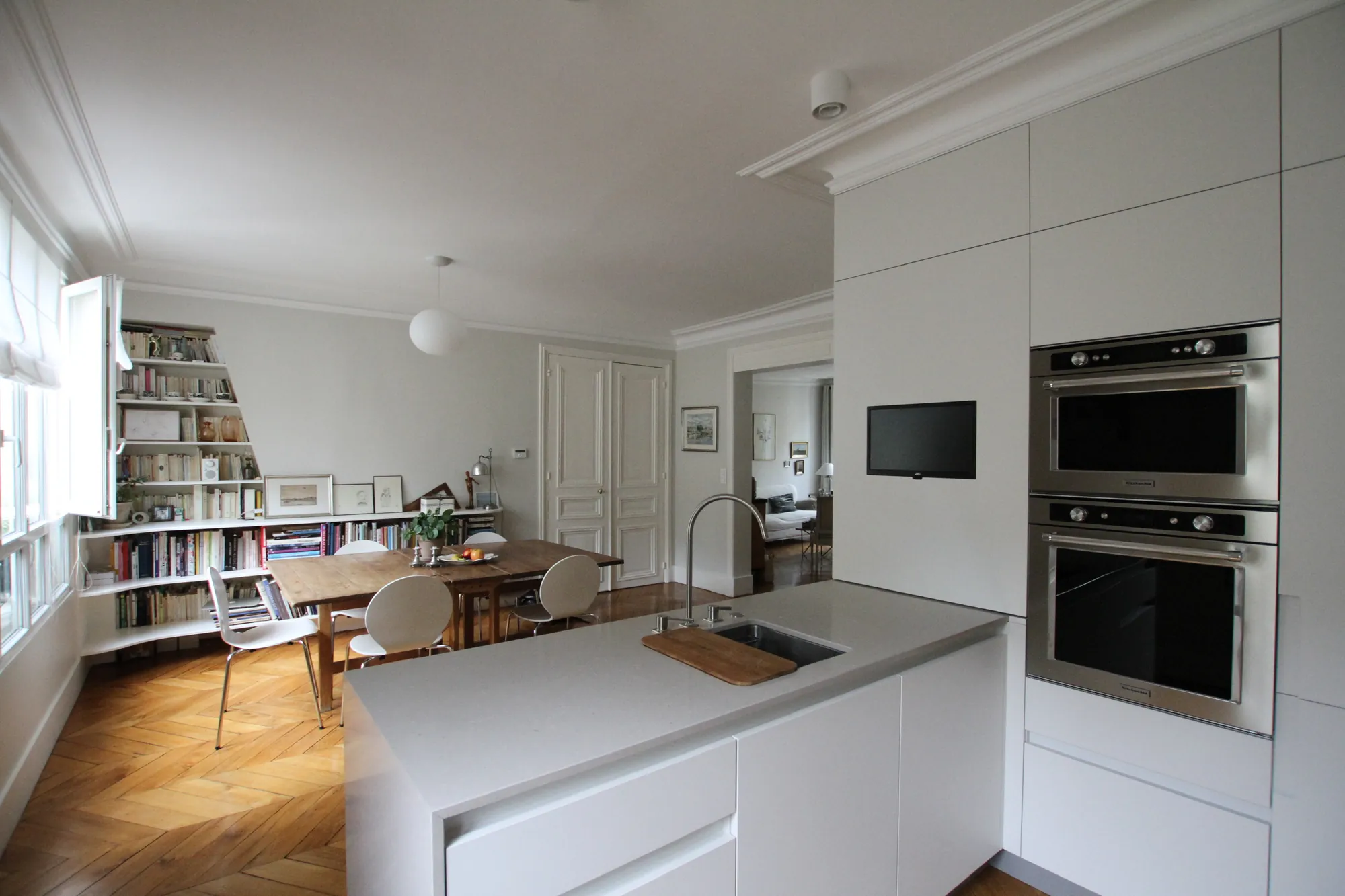 Cuisine sur-mesure minimaliste scandinave, moulures haussmanniennes, Paris 16e Iéna