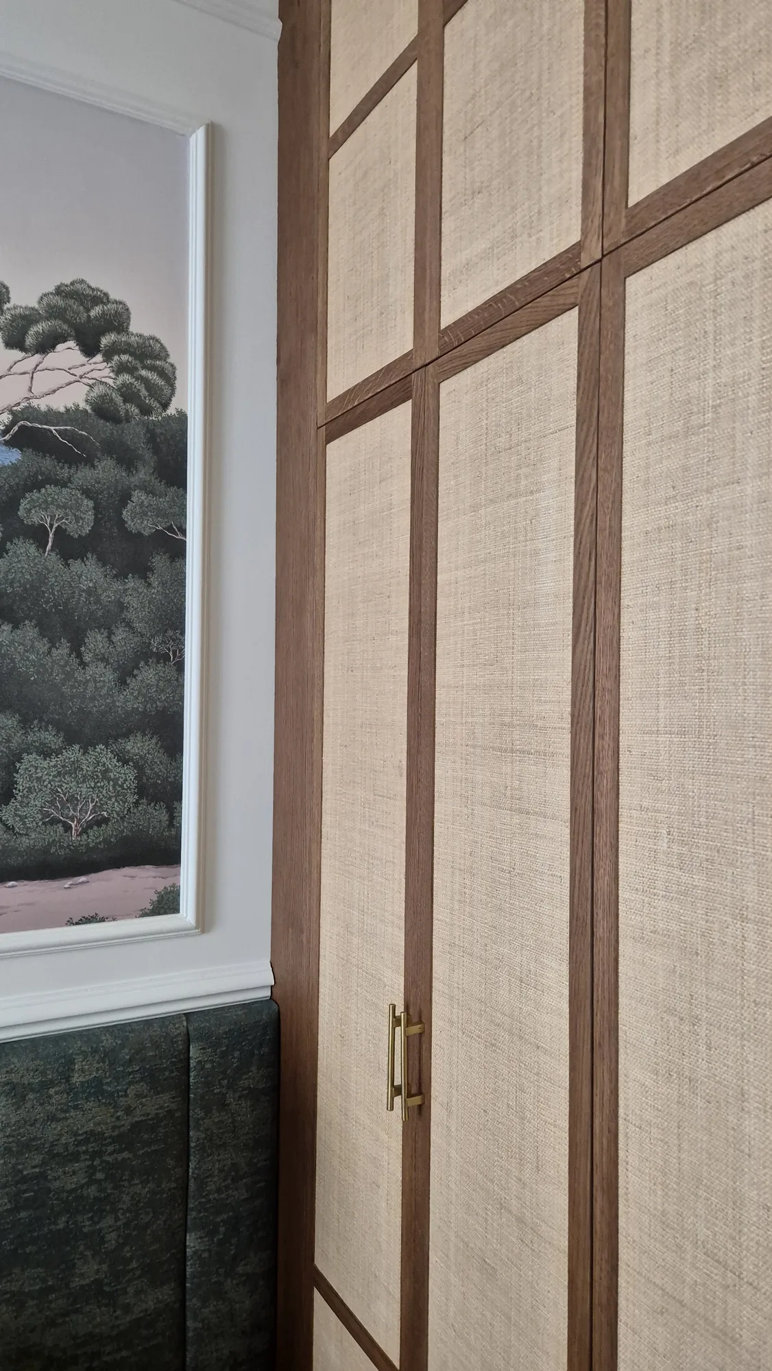 Détail de matières : cannage tissé, laiton brossé et bois sombre, appartement Paris 7e