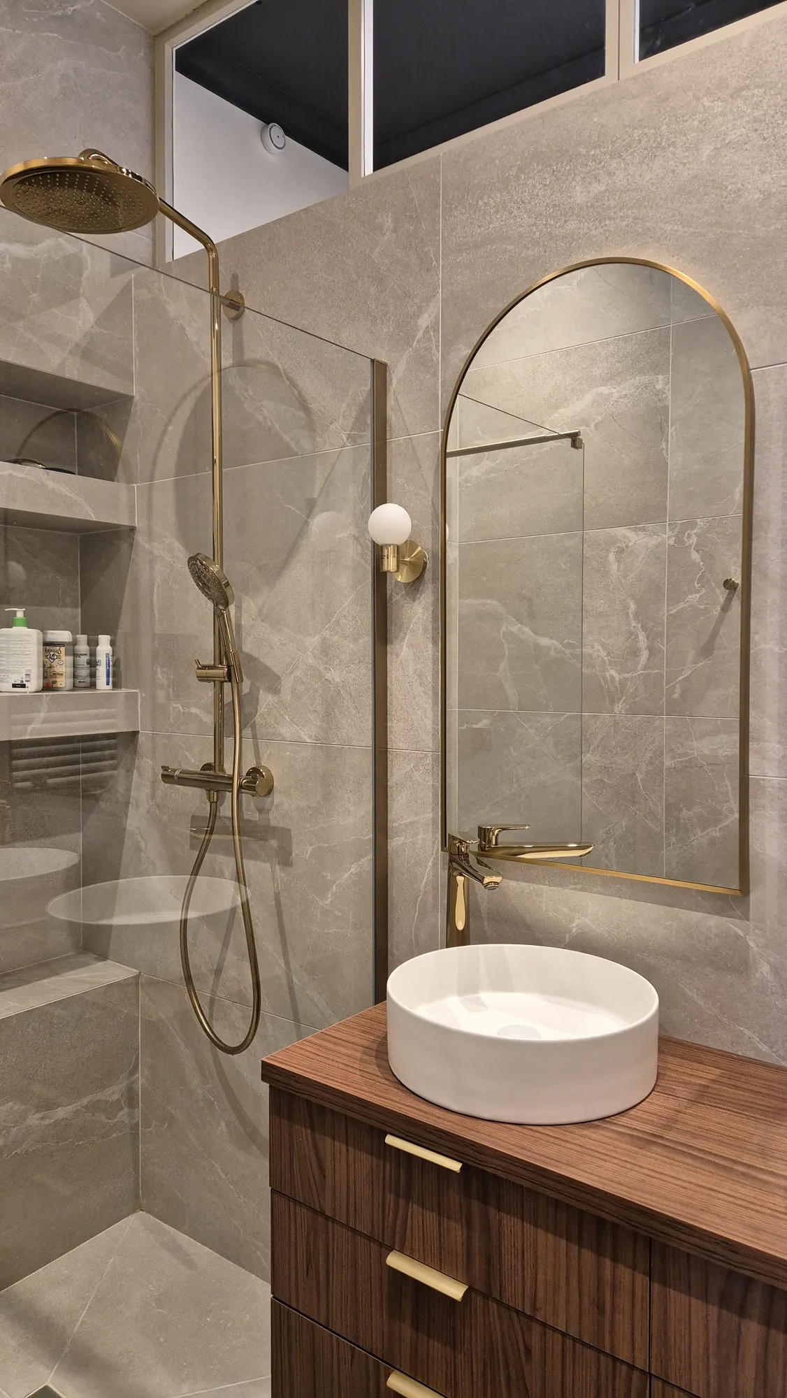 Entrée restructurée avec menuiseries sur-mesure, appartement haussmannien Paris 7e