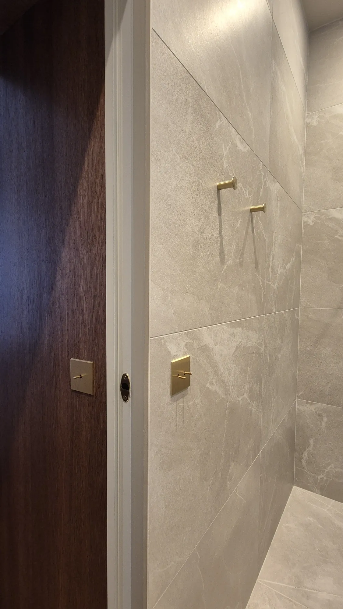 Séjour lumineux aux matières précises, laiton et bois, appartement Paris 7e