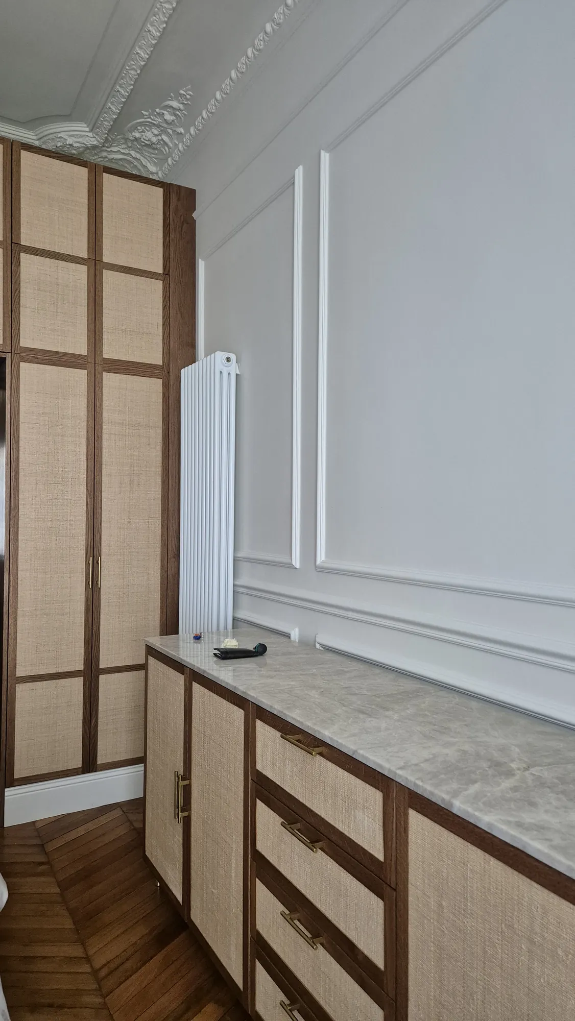 Détail cannage tissé et finitions soignées, appartement Paris 7e