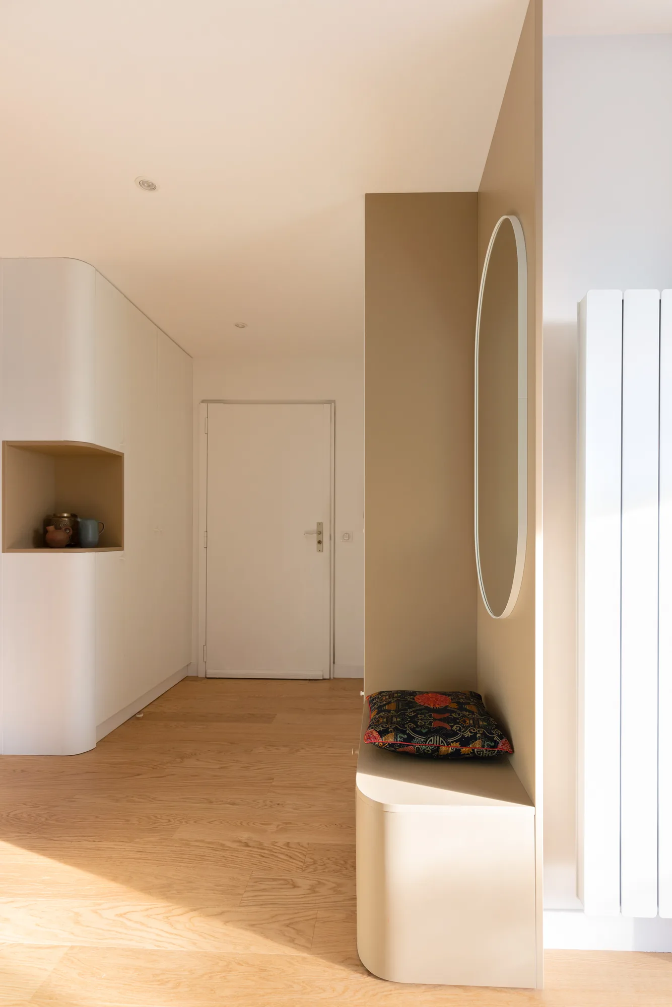 Appartement à Vanves, menuiseries courbes, palette blanc cassé et caramel