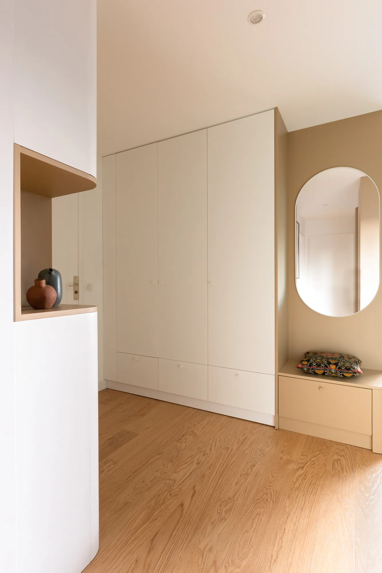 Appartement à Vanves, menuiseries courbes, palette blanc cassé et caramel