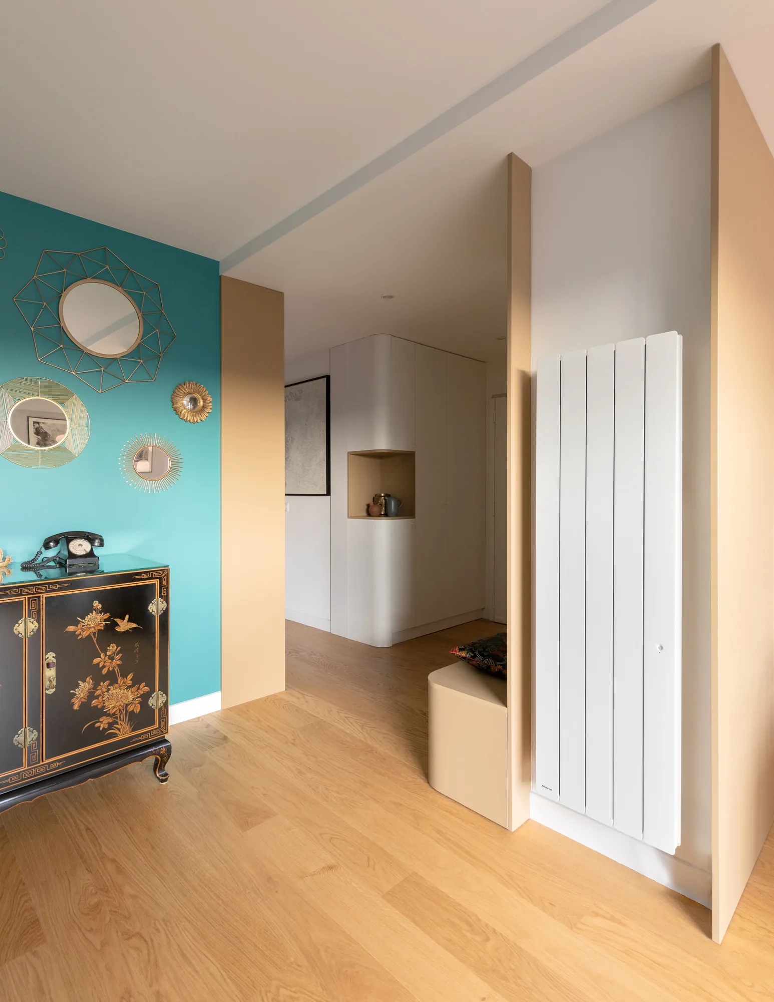 Appartement à Vanves, menuiseries courbes, palette blanc cassé et caramel