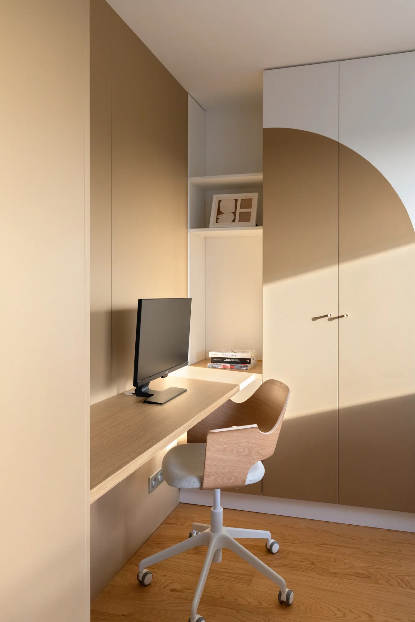 Appartement à Vanves, menuiseries courbes, palette blanc cassé et caramel
