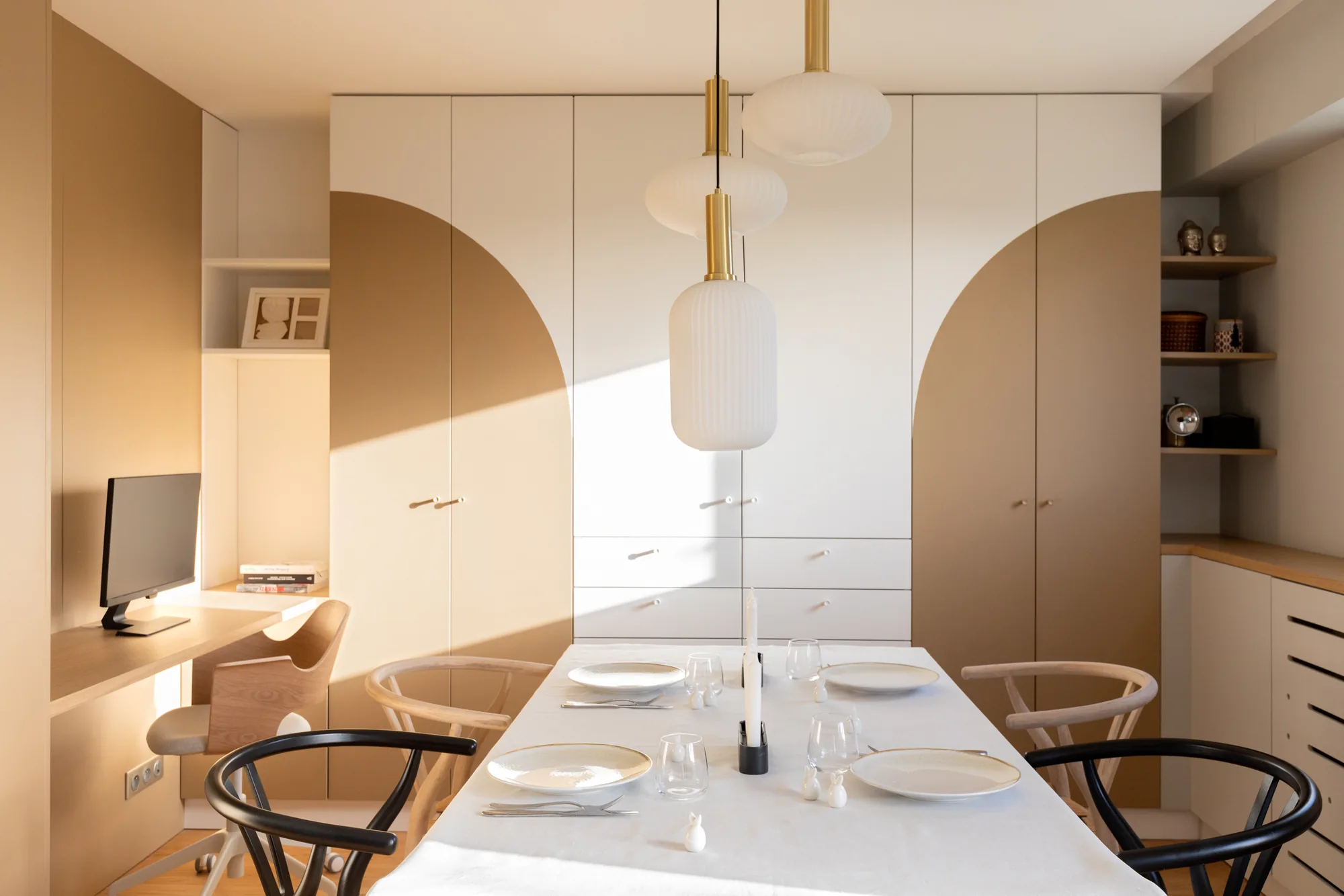 Appartement à Vanves, menuiseries courbes, palette blanc cassé et caramel