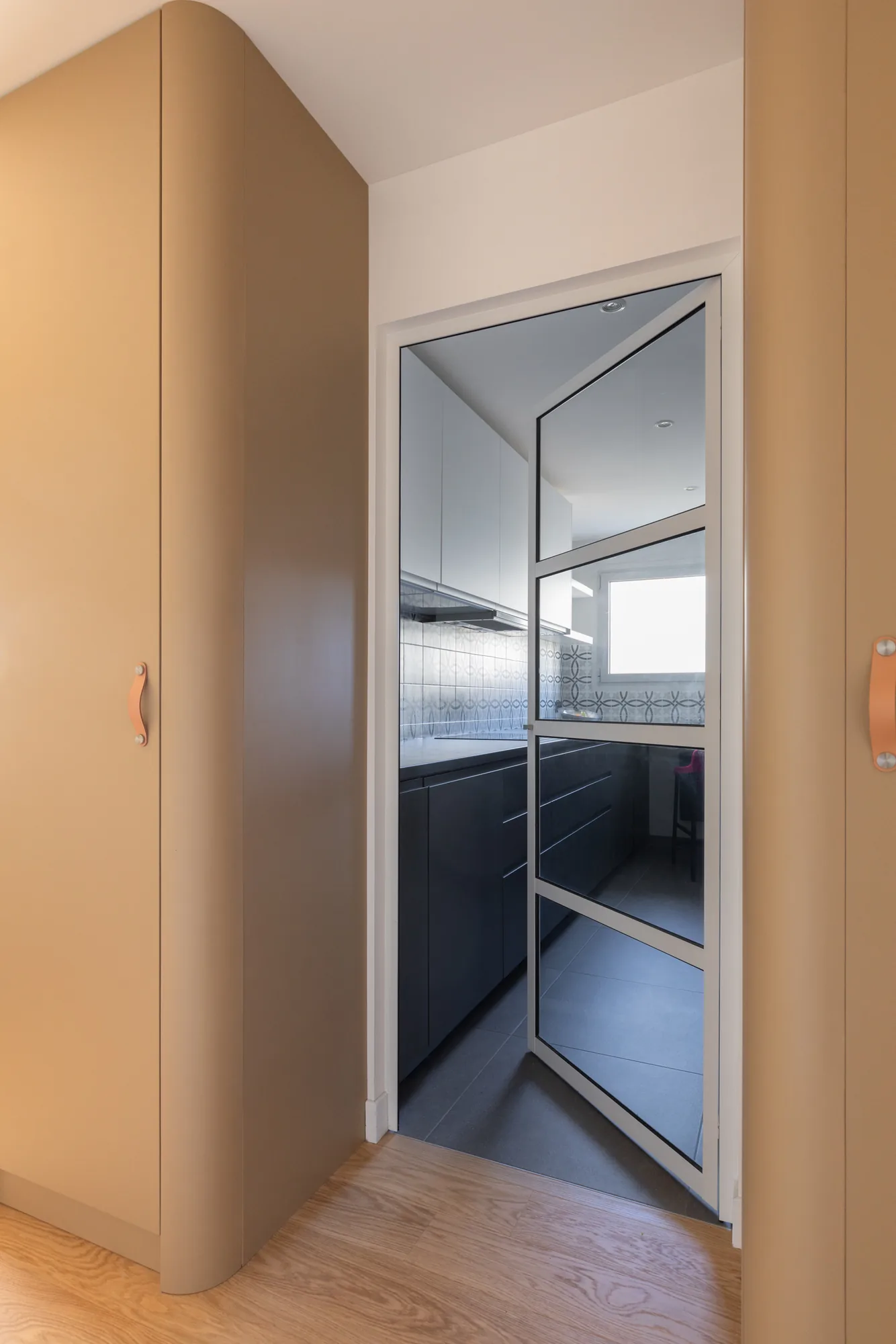 Appartement à Vanves, menuiseries courbes, palette blanc cassé et caramel