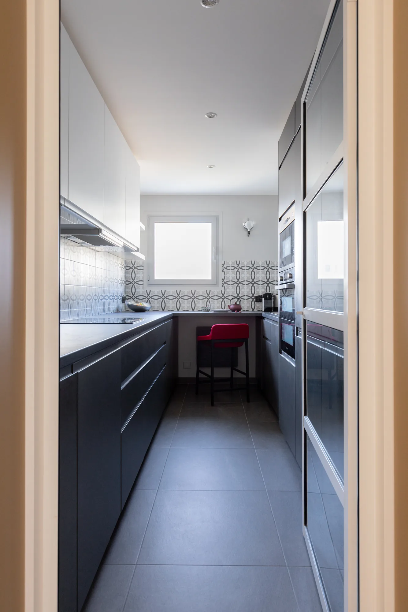 Appartement à Vanves, menuiseries courbes, palette blanc cassé et caramel