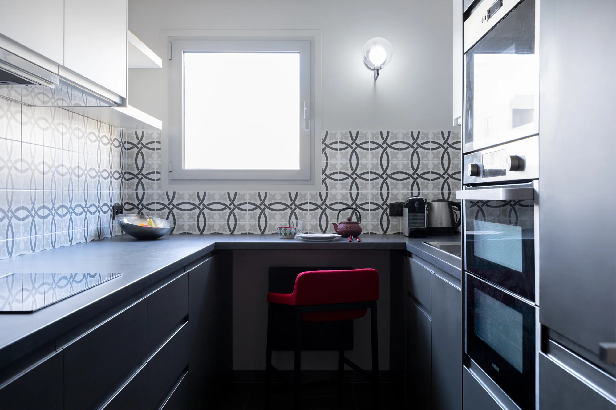 Appartement à Vanves, menuiseries courbes, palette blanc cassé et caramel