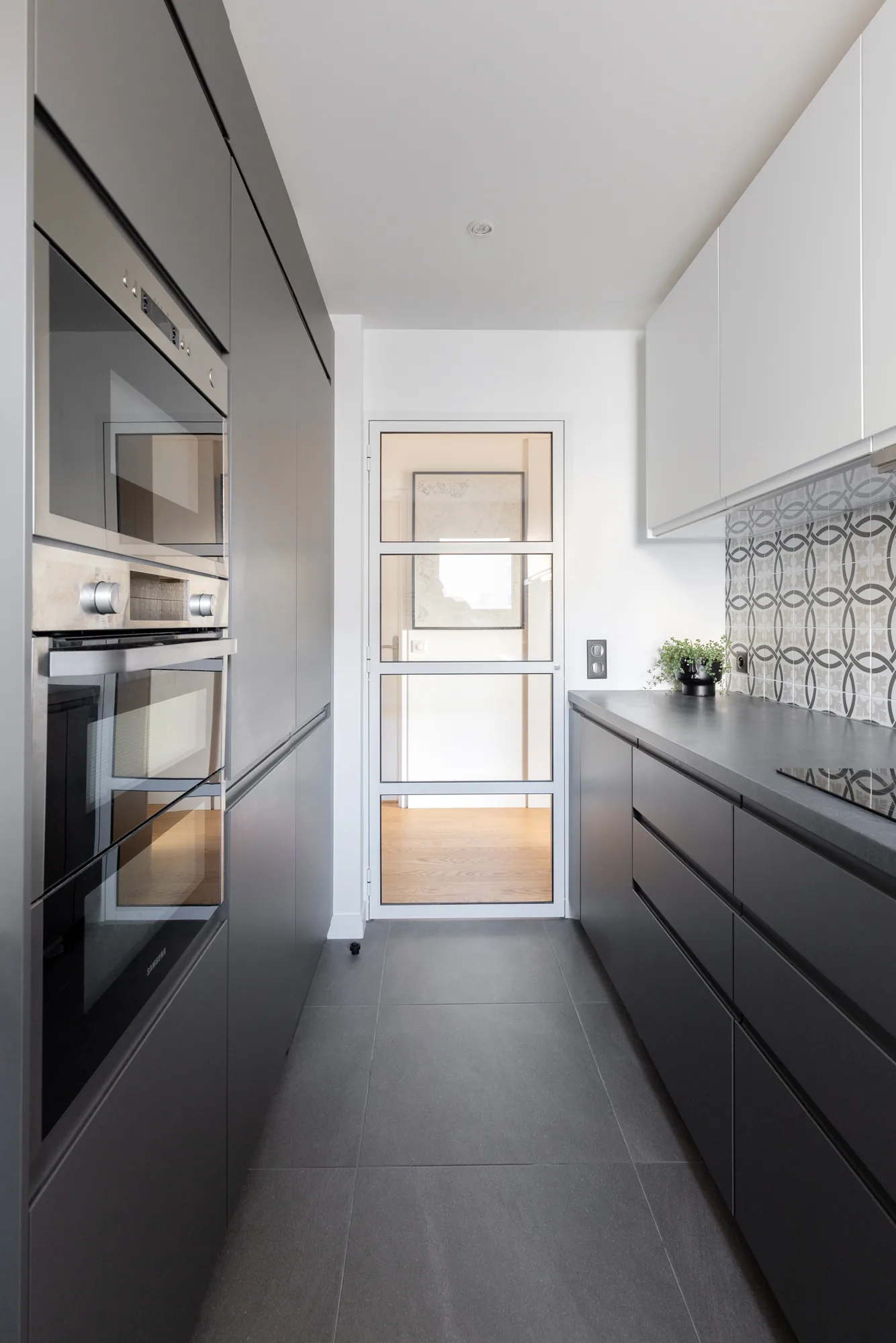 Appartement à Vanves, menuiseries courbes, palette blanc cassé et caramel