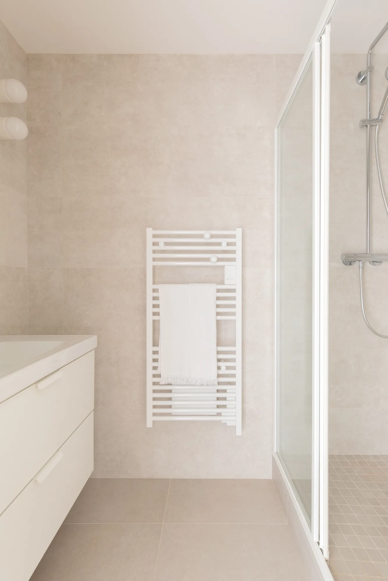 Appartement à Vanves, menuiseries courbes, palette blanc cassé et caramel