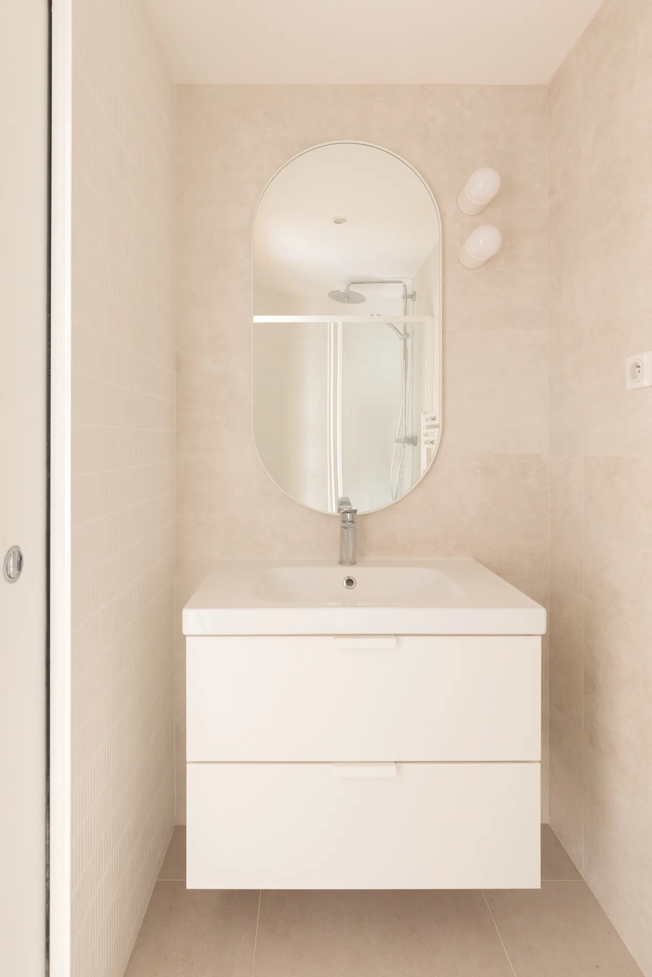 Appartement à Vanves, menuiseries courbes, palette blanc cassé et caramel