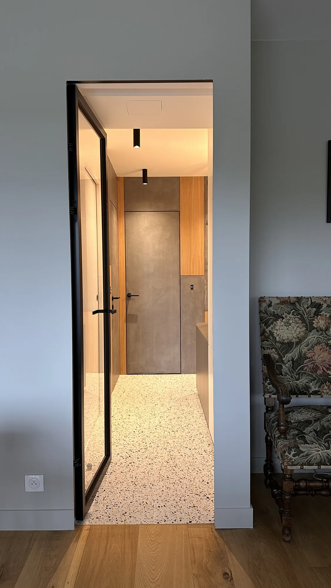 Appartement à Garches, portes invisibles, verrière acier et sol terrazzo