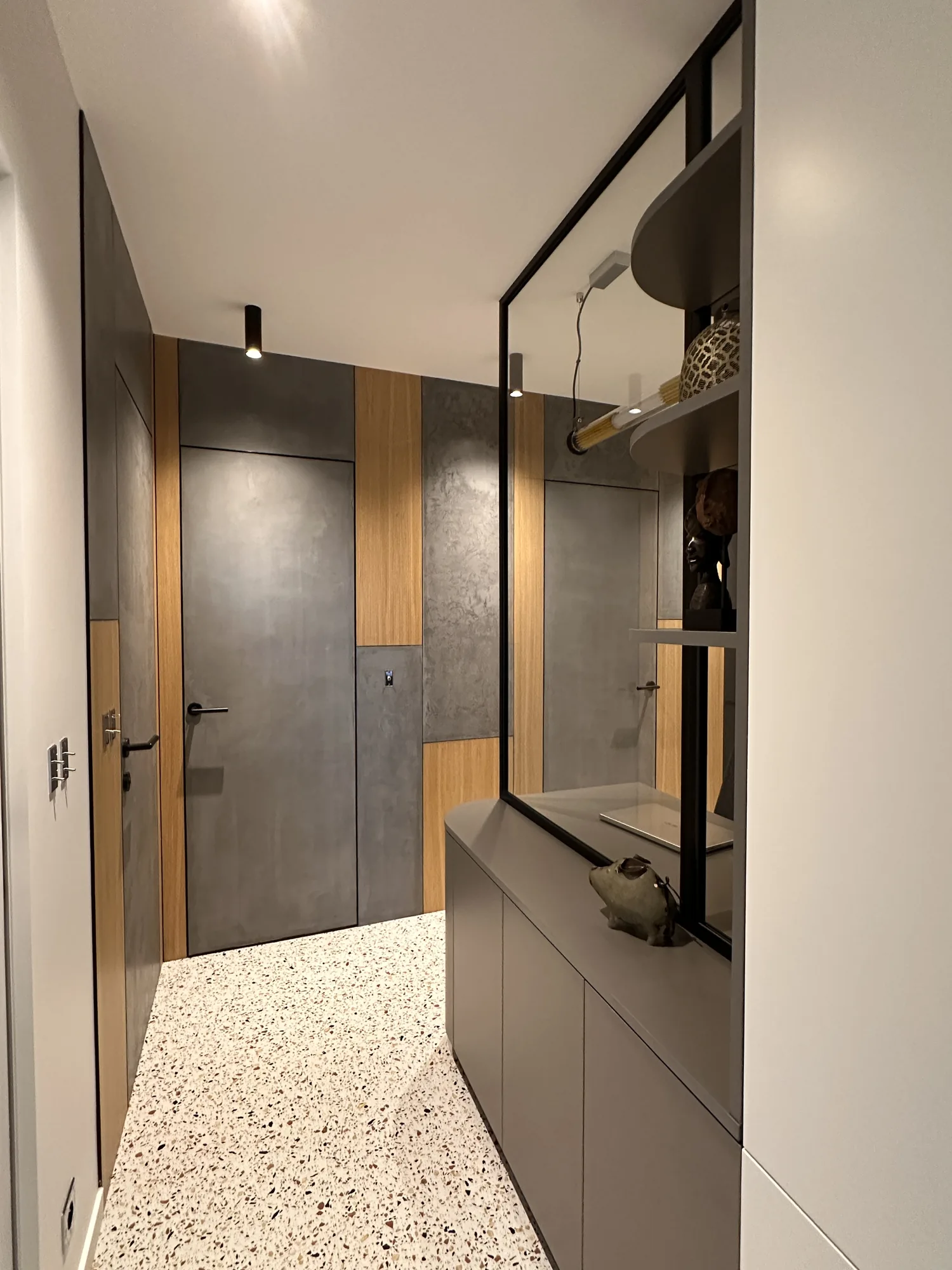 Appartement à Garches, portes invisibles, verrière acier et sol terrazzo
