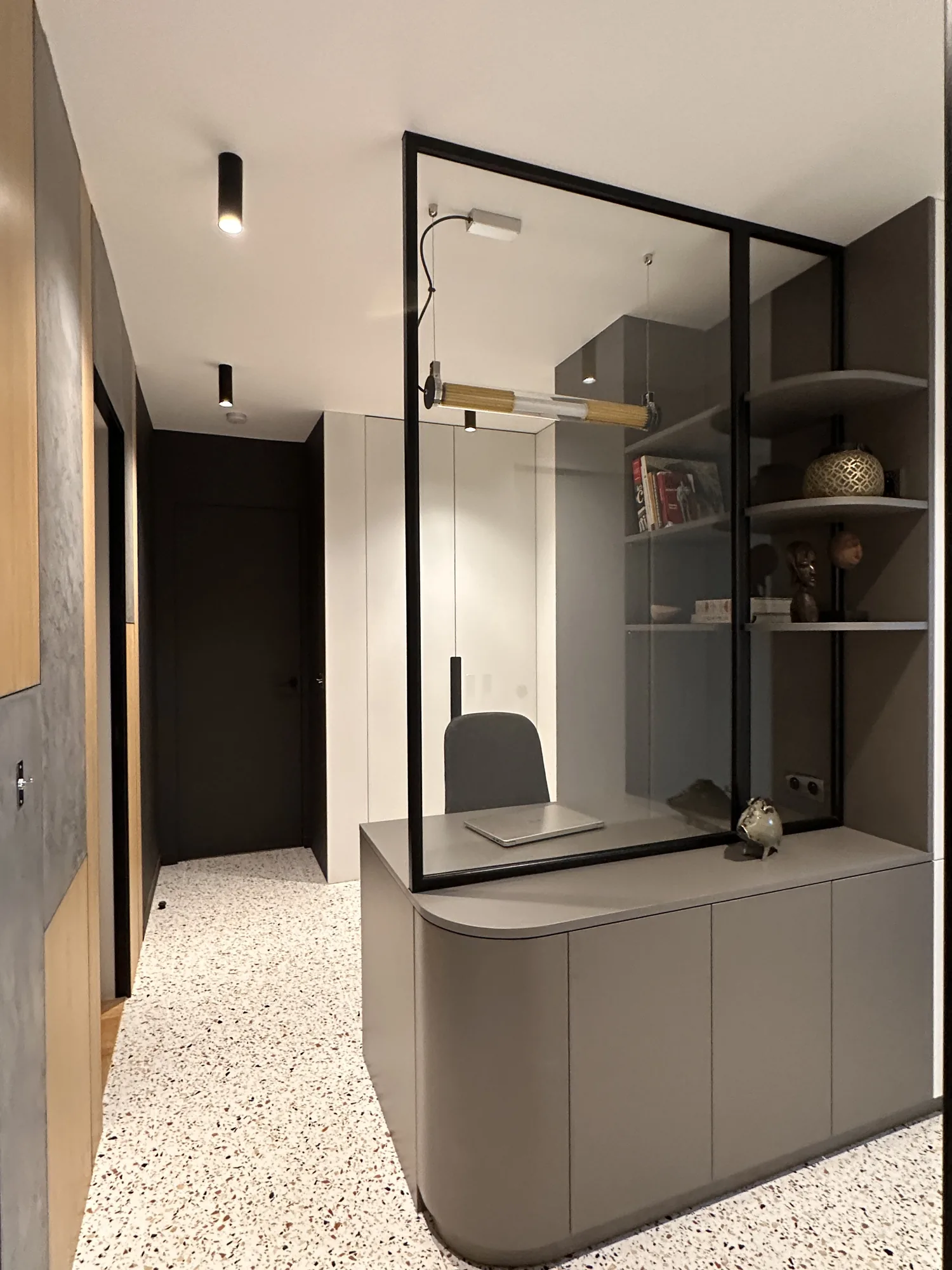 Appartement à Garches, portes invisibles, verrière acier et sol terrazzo