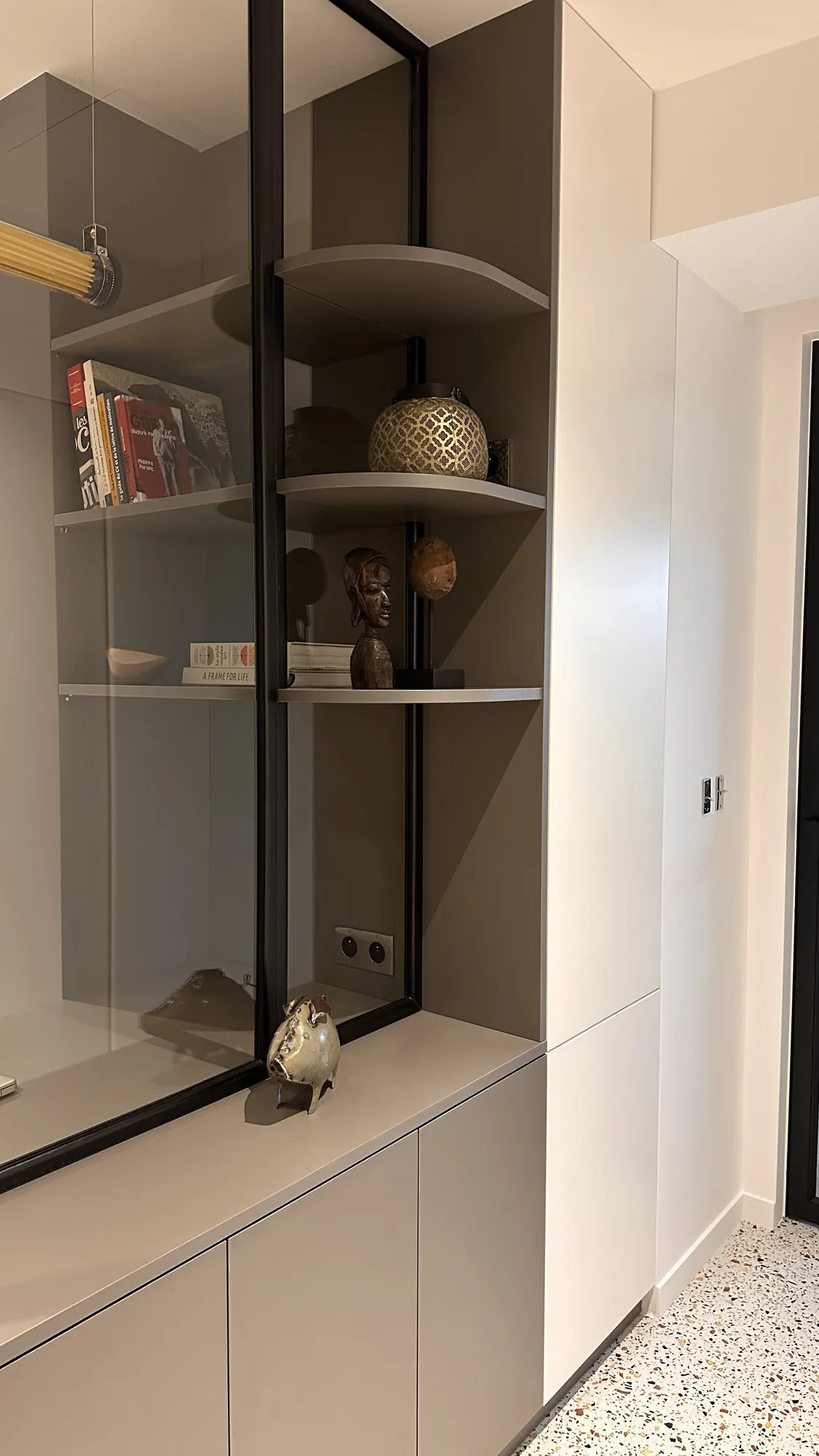 Appartement à Garches, portes invisibles, verrière acier et sol terrazzo