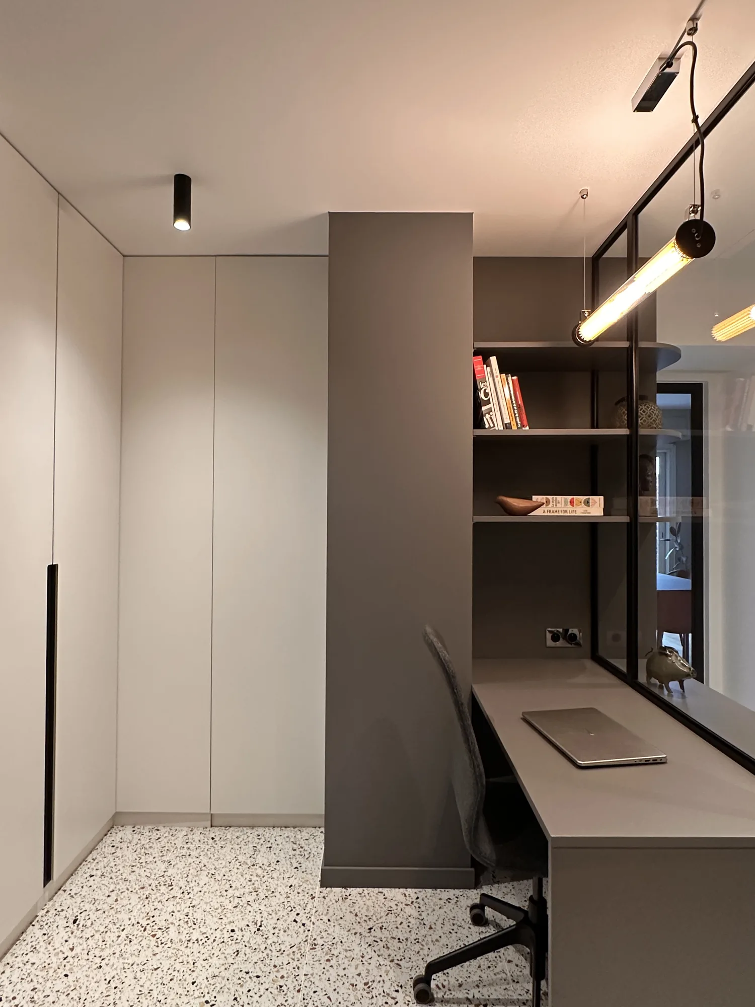 Appartement à Garches, portes invisibles, verrière acier et sol terrazzo