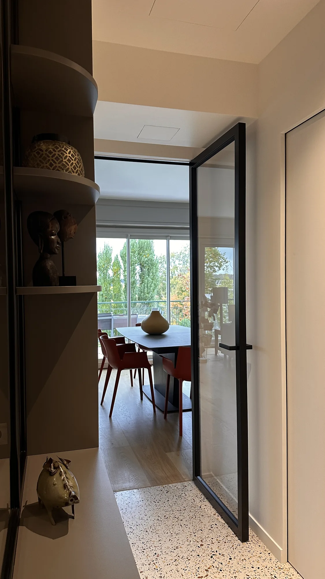 Appartement à Garches, portes invisibles, verrière acier et sol terrazzo