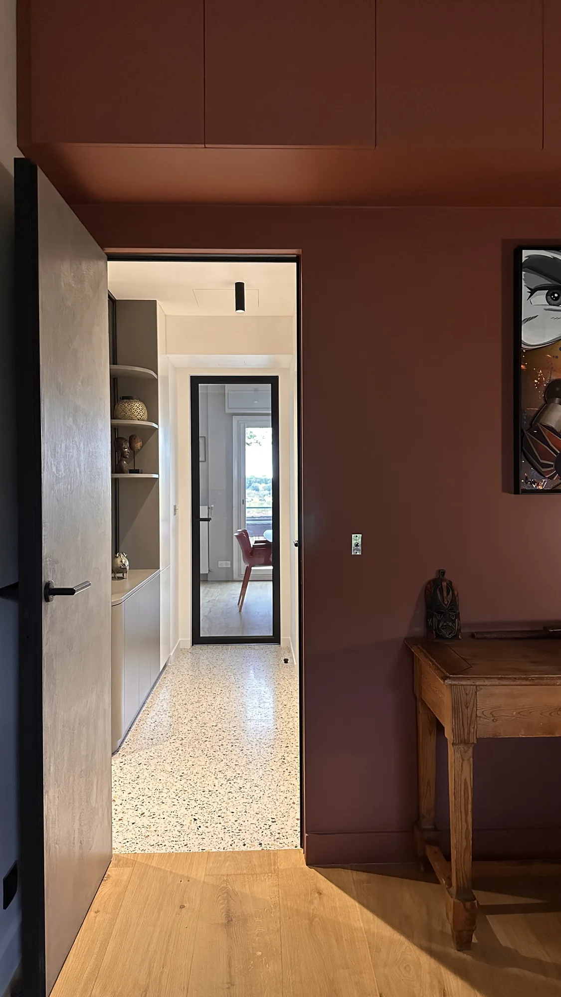 Appartement à Garches, portes invisibles, verrière acier et sol terrazzo