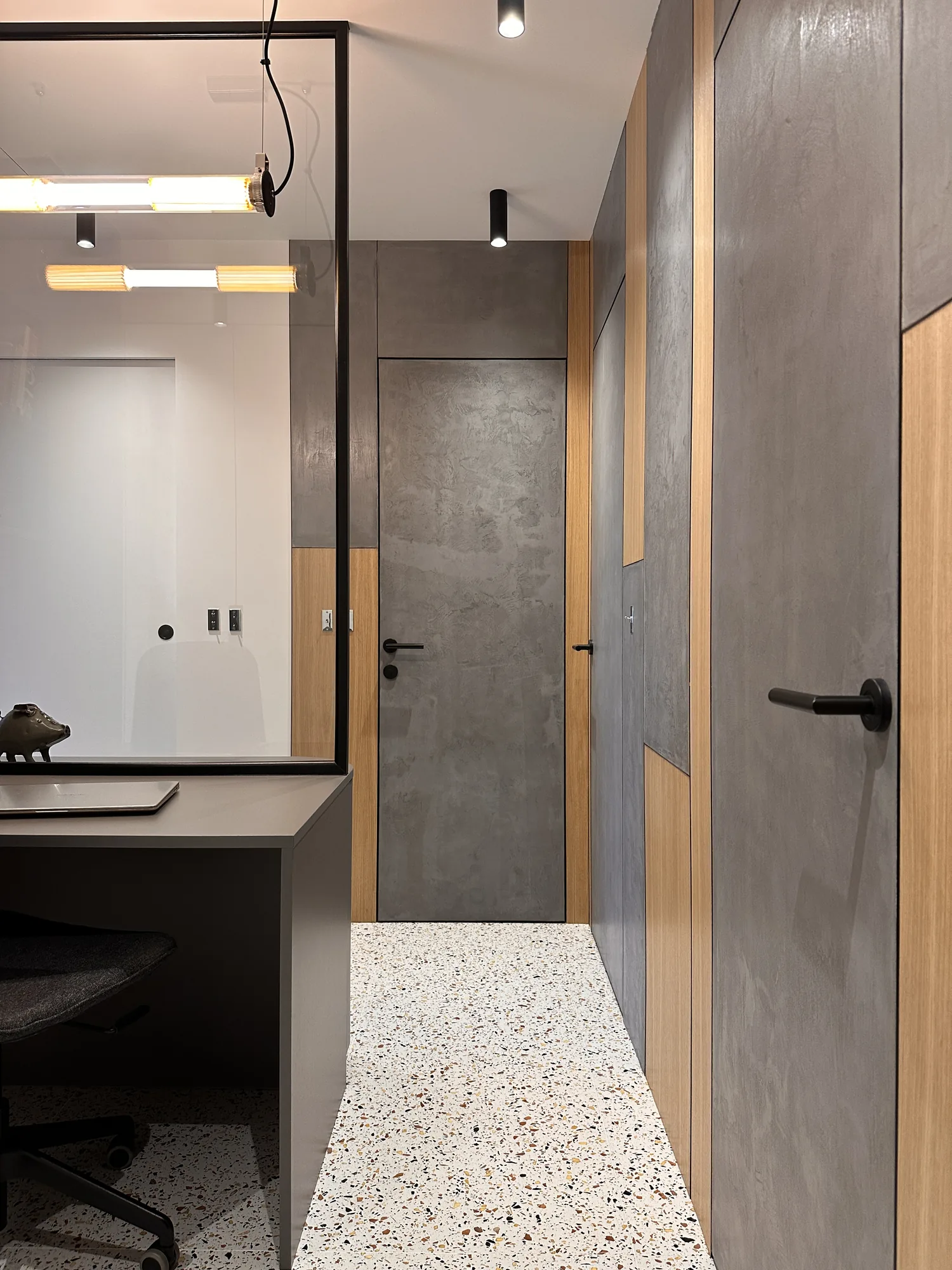 Appartement à Garches, portes invisibles, verrière acier et sol terrazzo