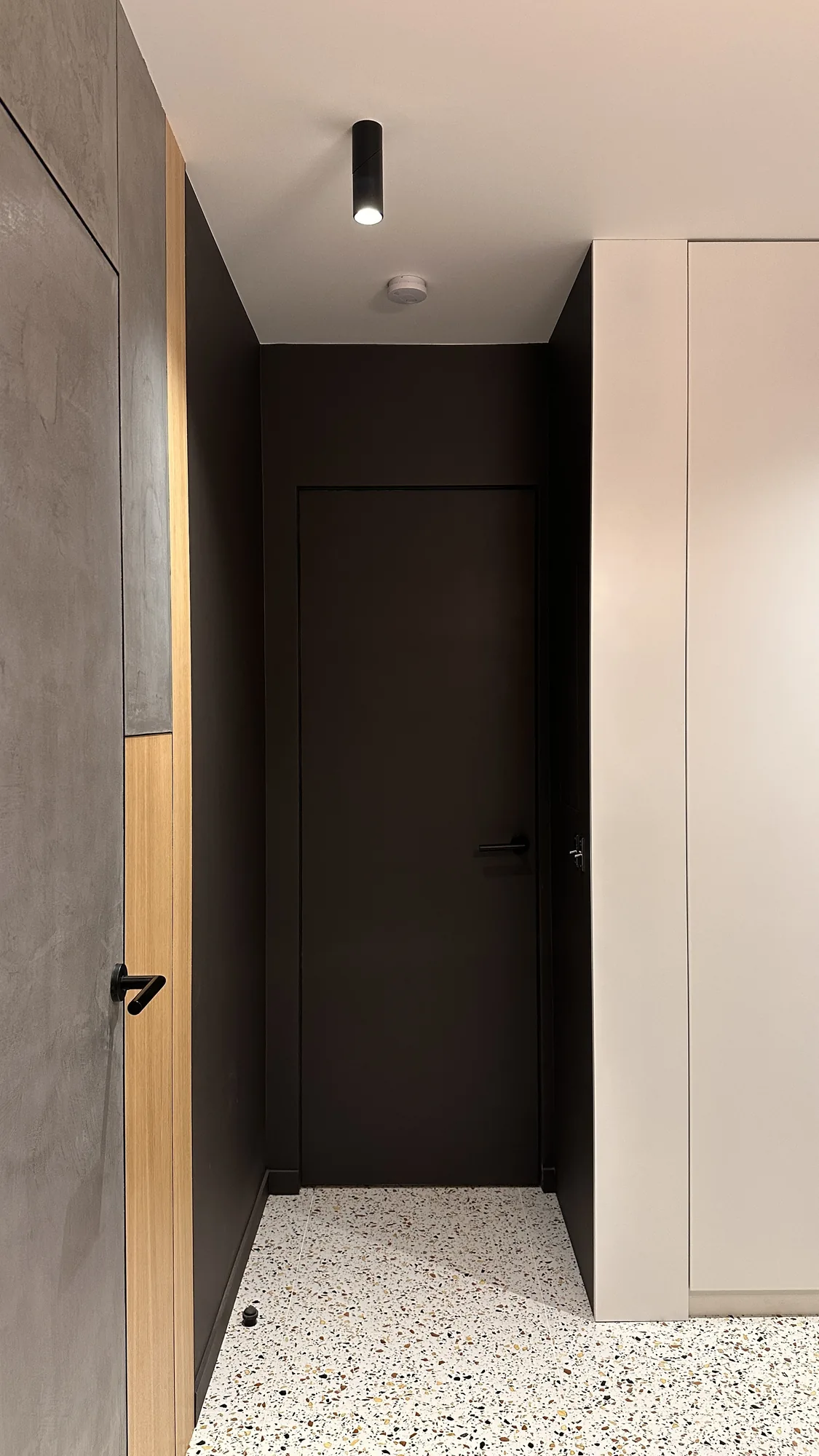 Appartement à Garches, portes invisibles, verrière acier et sol terrazzo
