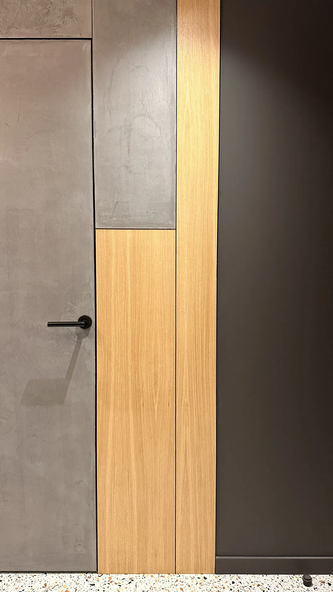 Appartement à Garches, portes invisibles, verrière acier et sol terrazzo