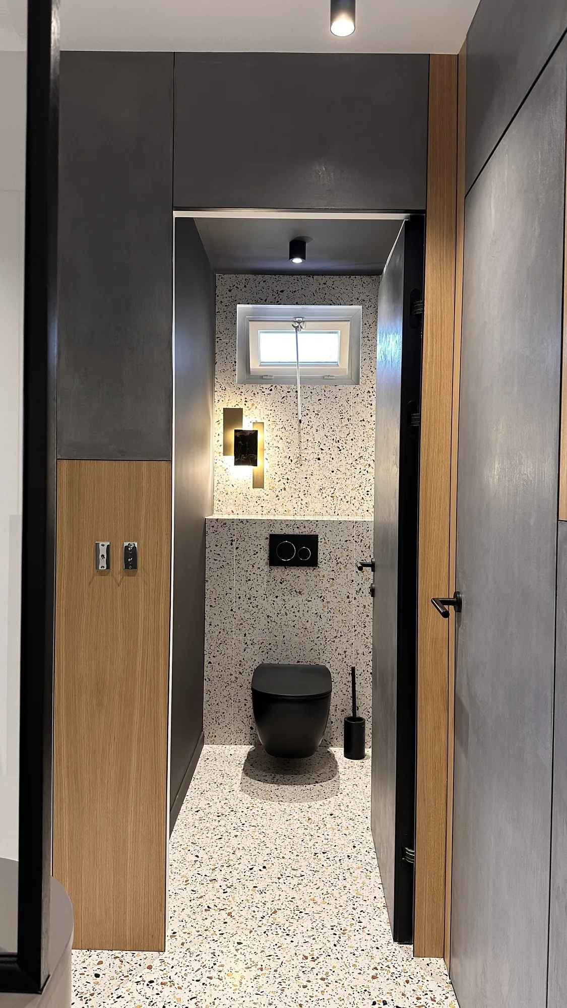 Appartement à Garches, portes invisibles, verrière acier et sol terrazzo