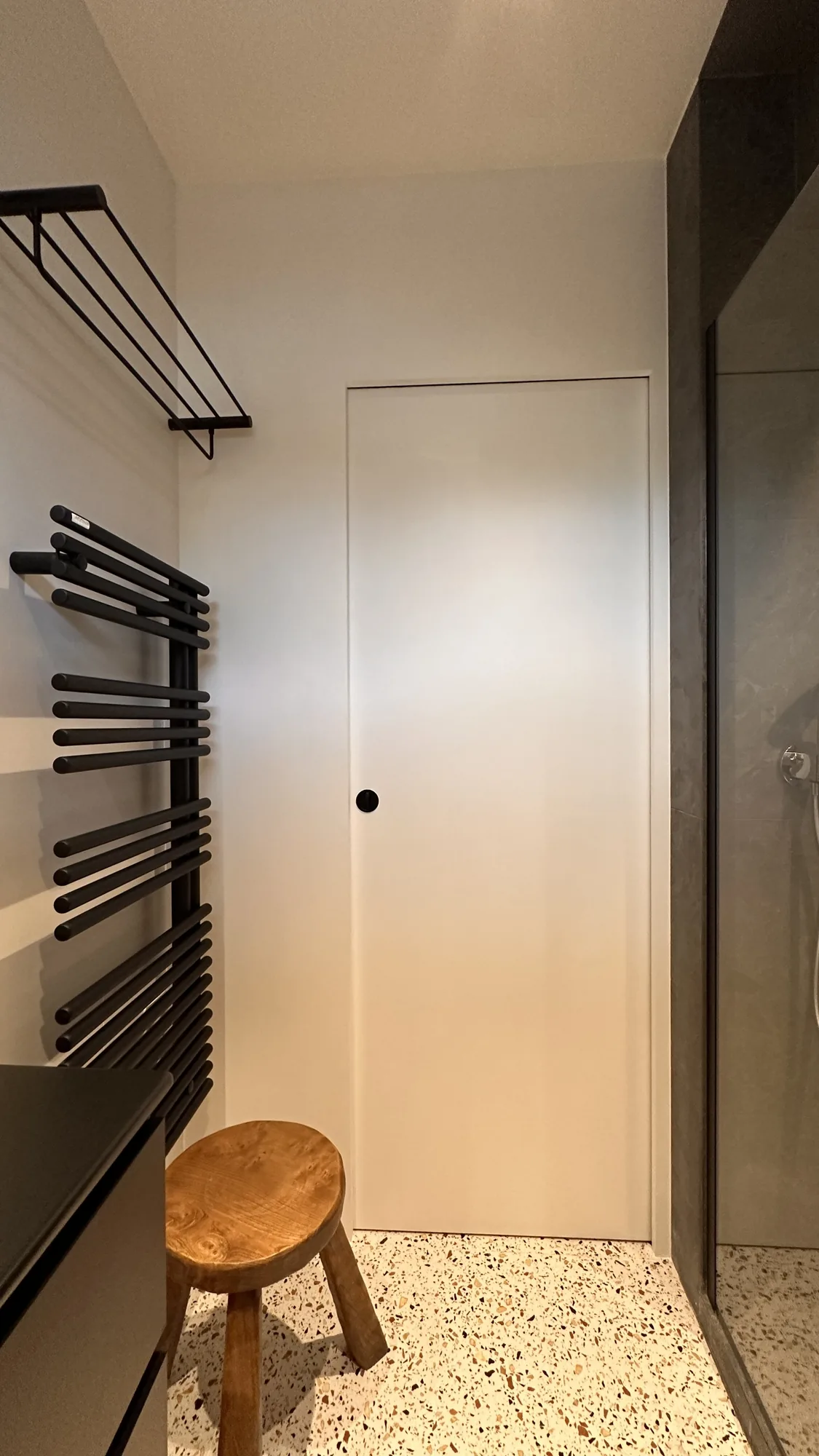 Appartement à Garches, portes invisibles, verrière acier et sol terrazzo