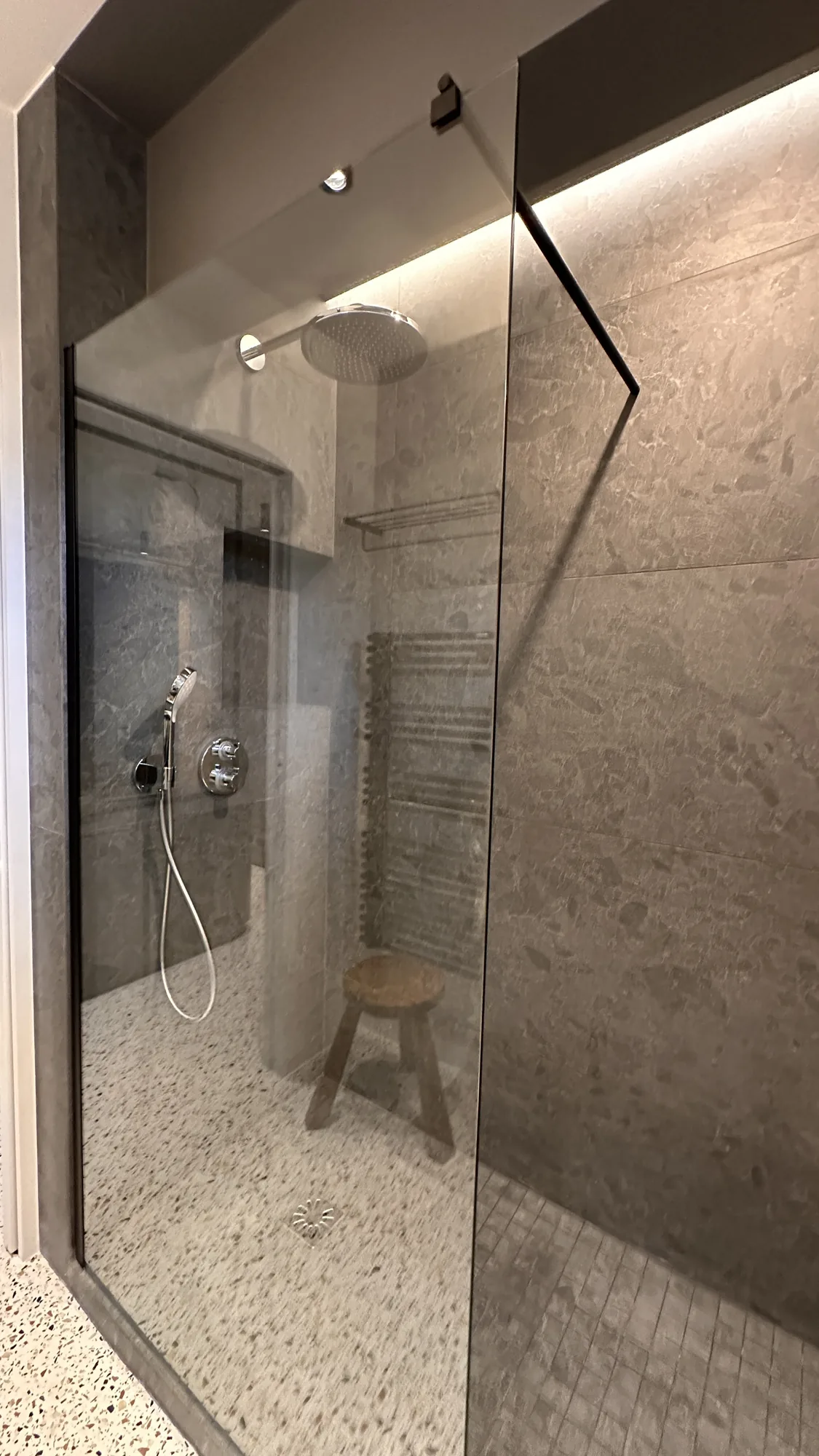 Appartement à Garches, portes invisibles, verrière acier et sol terrazzo