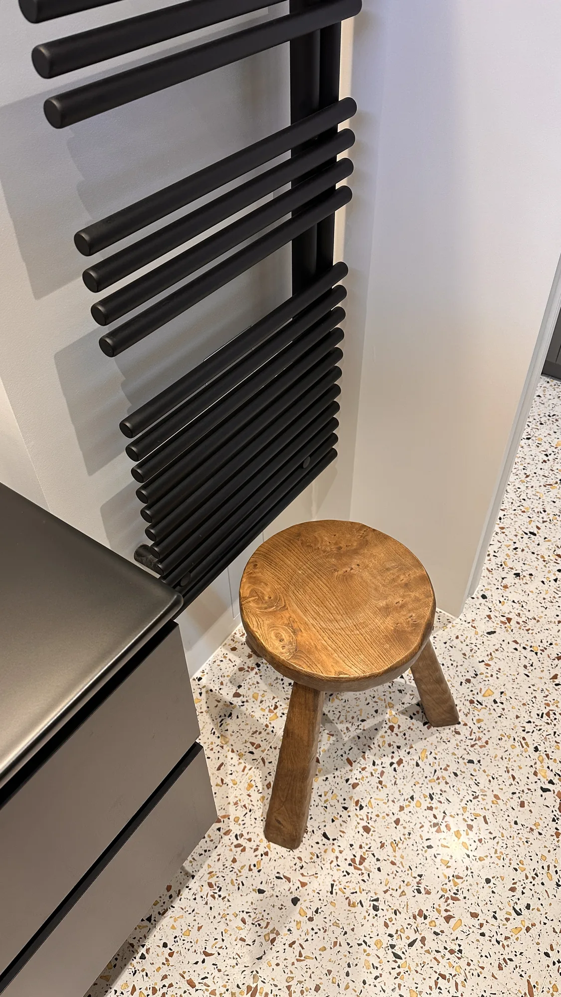 Appartement à Garches, portes invisibles, verrière acier et sol terrazzo