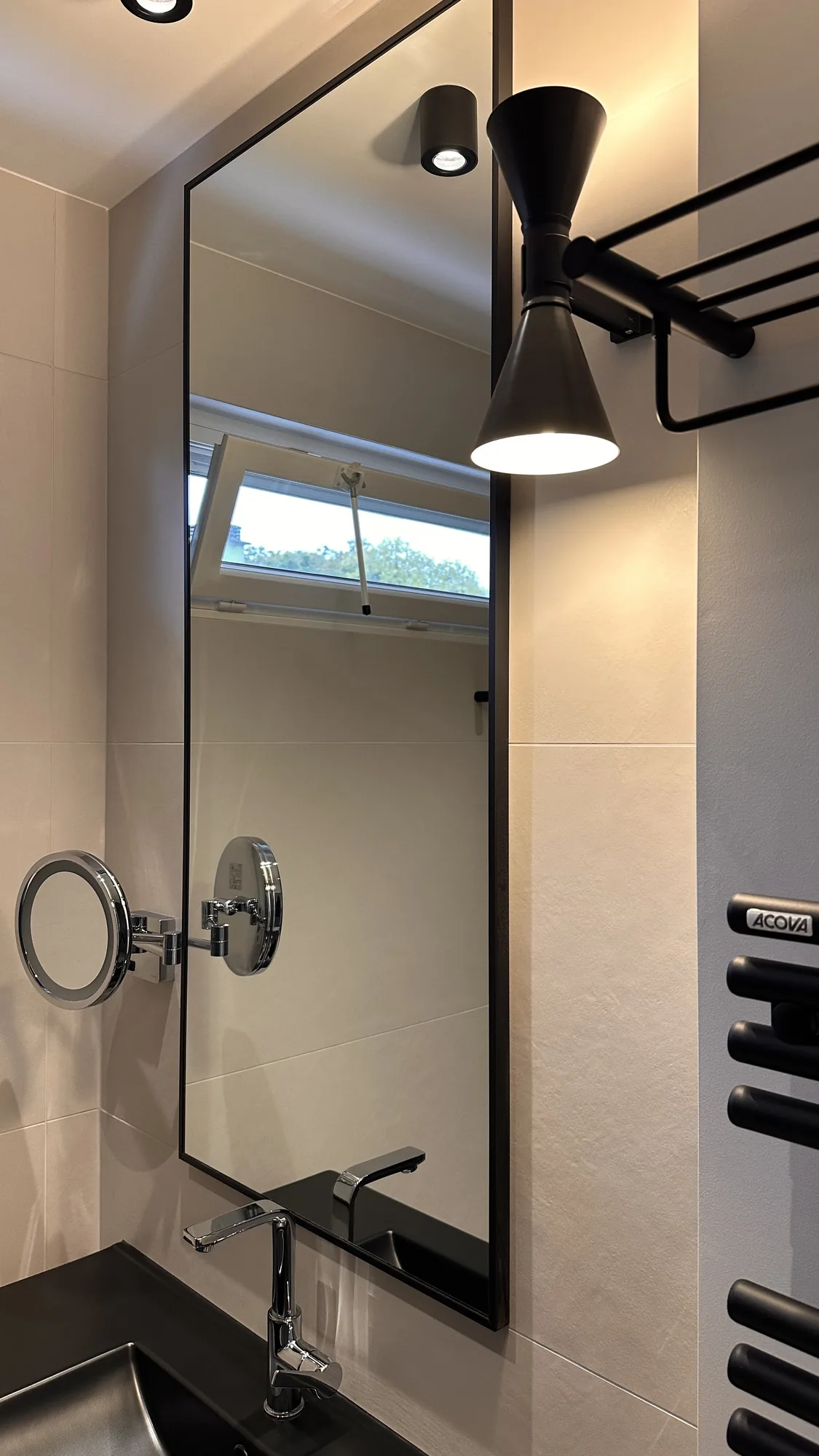 Appartement à Garches, portes invisibles, verrière acier et sol terrazzo