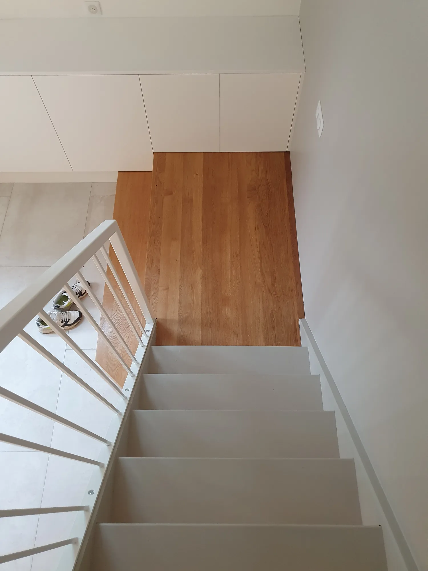 Détail menuiseries bois clair et circulation lumière, maison Garches