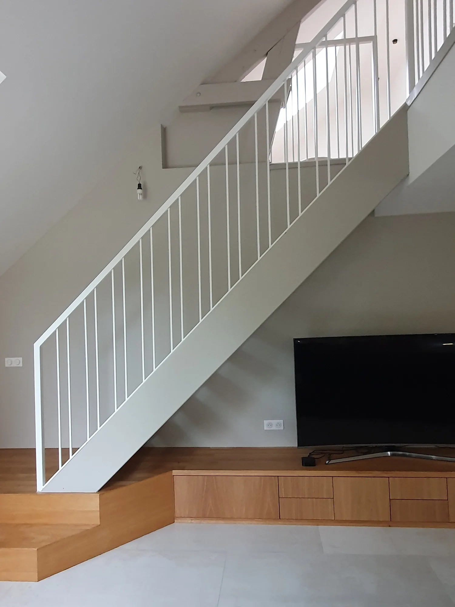 Escalier sur plateforme de chêne, marches suspendues et rampe métal laqué, maison Garches