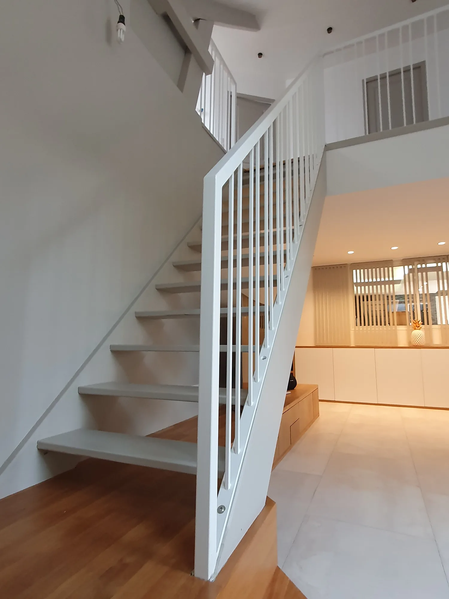 Escalier sur plateforme de chêne, marches suspendues et rampe métal laqué, maison Garches