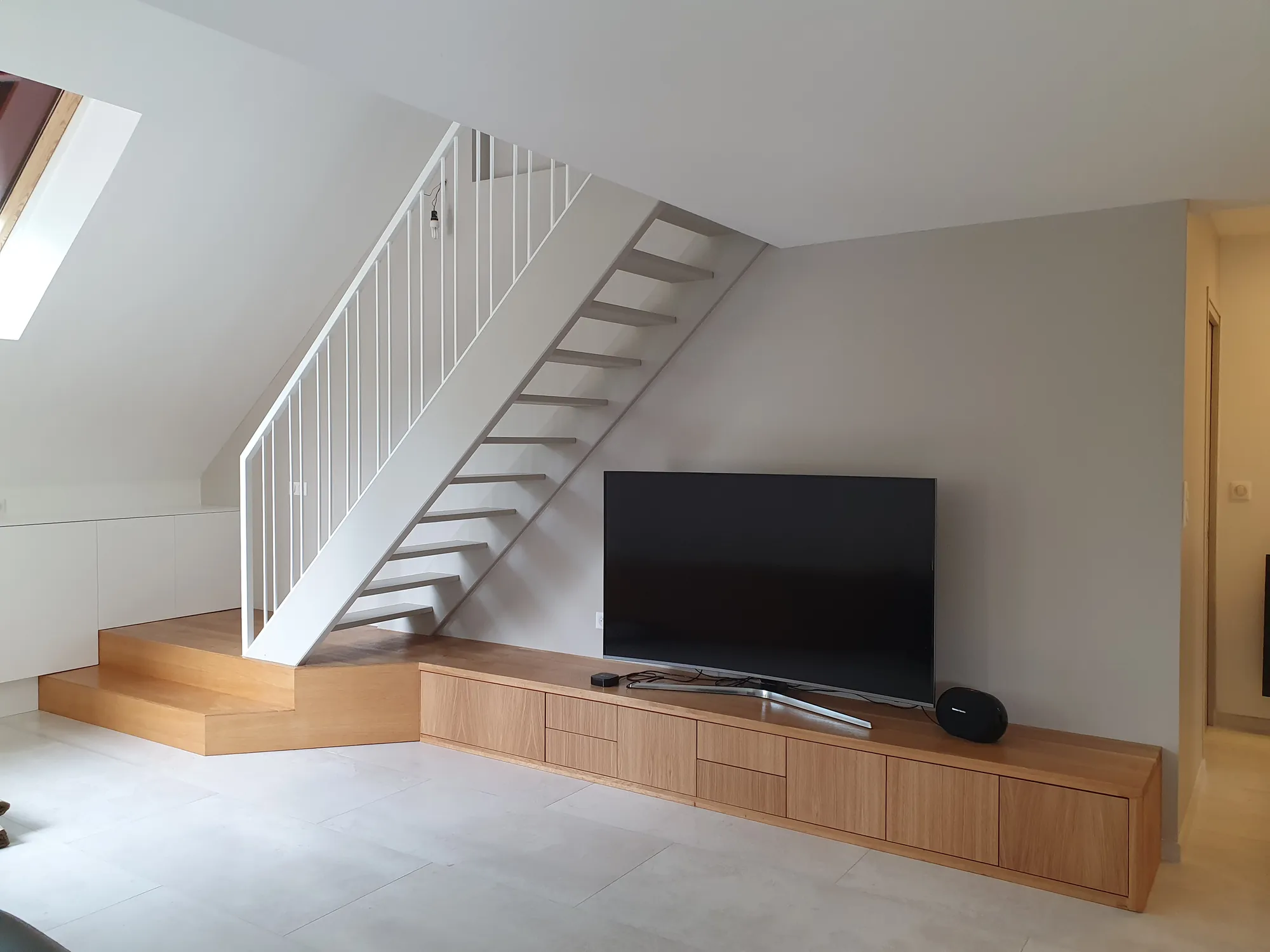 Maison rénovée à Garches par DUstudiO, escalier sculptural