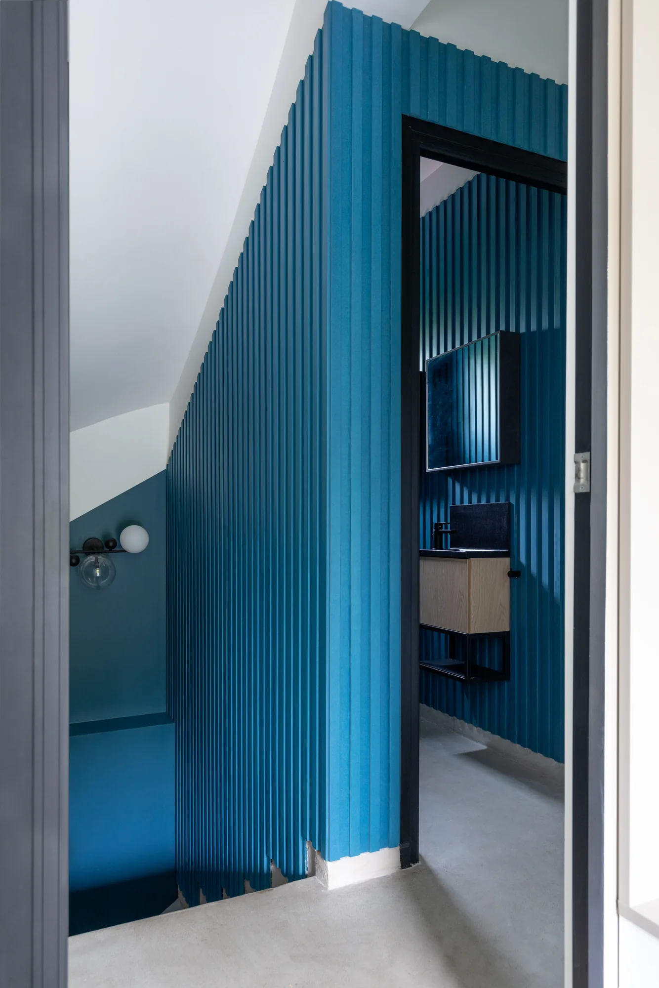 Salle d'eau habillée d'un cannelé bleu canard, maison Meudon
